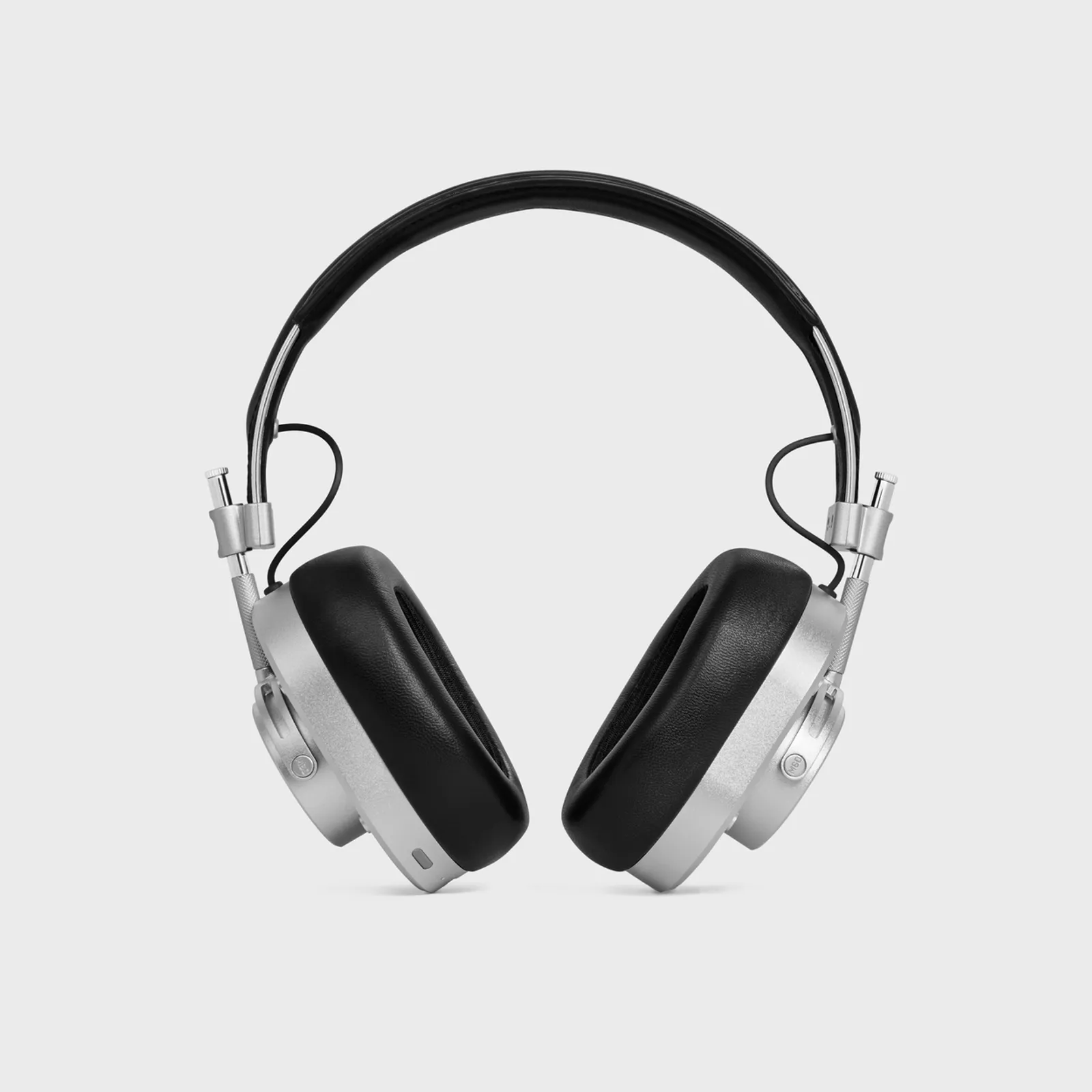 CELINE Rilis Koleksi Headphone Kolaborasi dengan Master & Dynamic