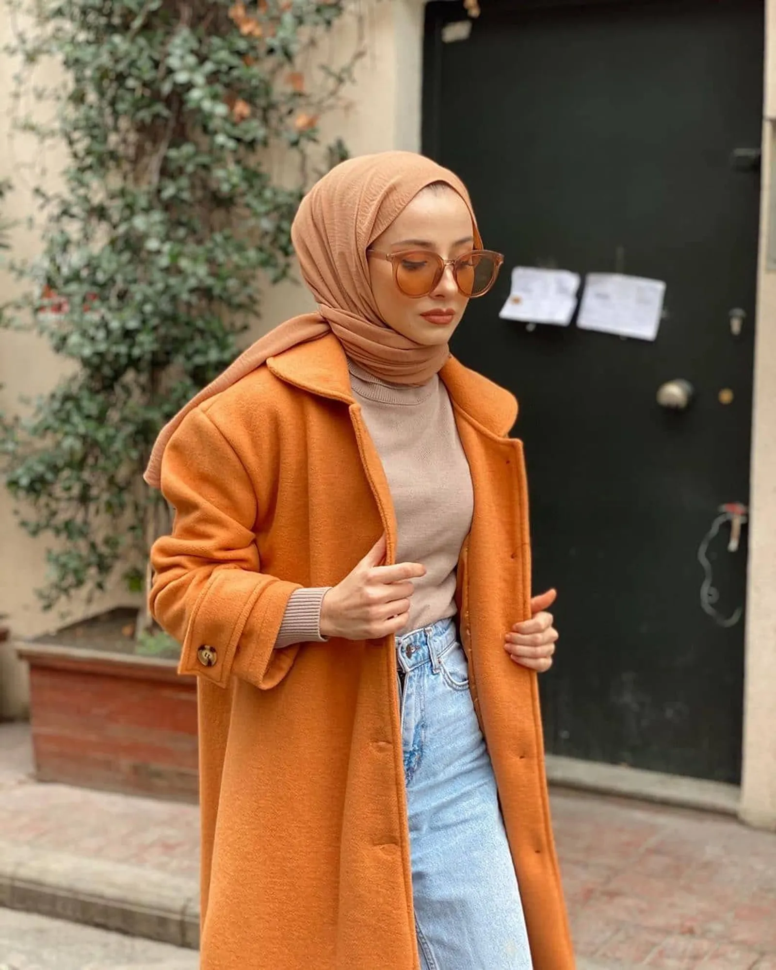 Ide Perpaduan Warna Baju Oranye dengan Hijab