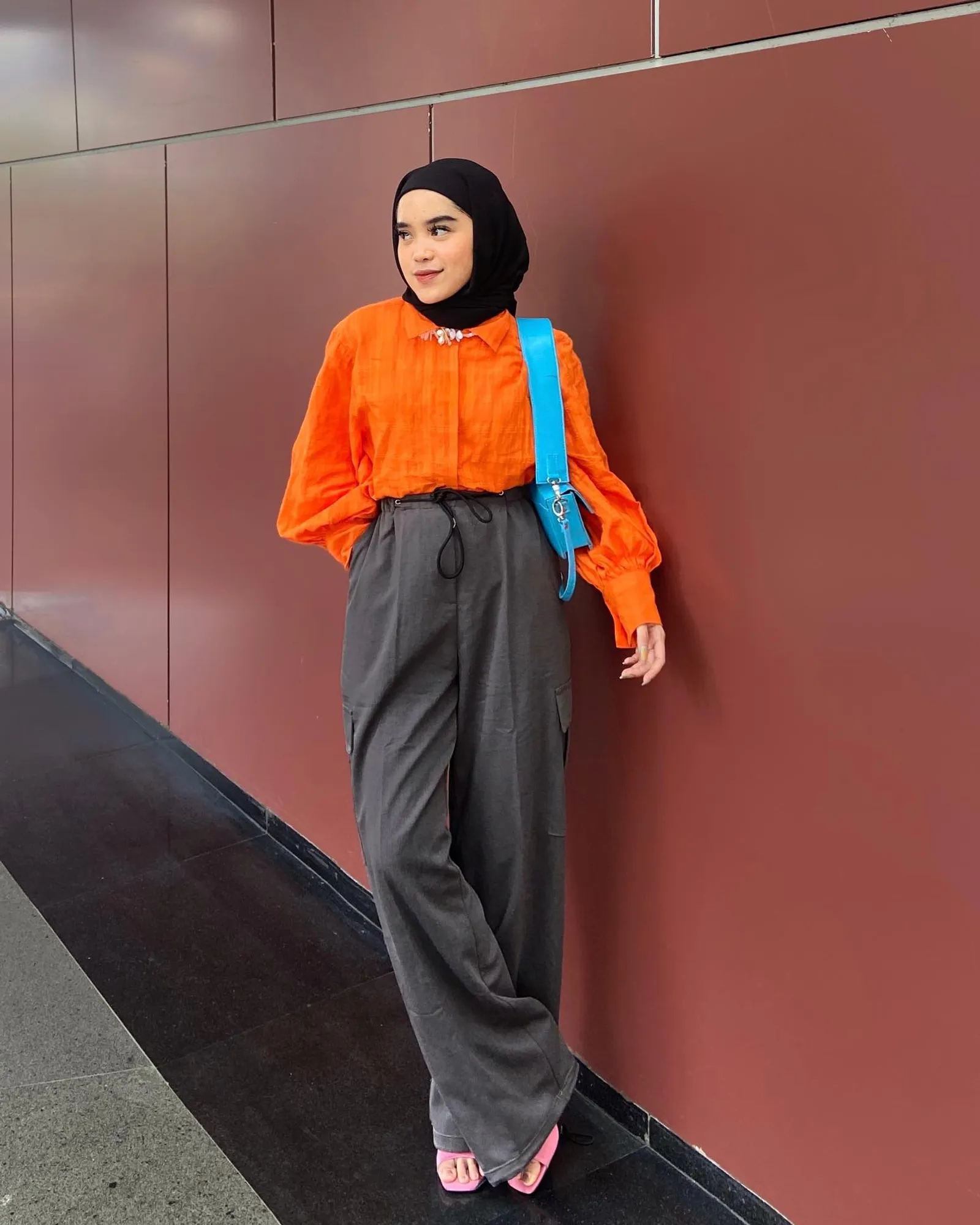 Ide Perpaduan Warna Baju Oranye dengan Hijab