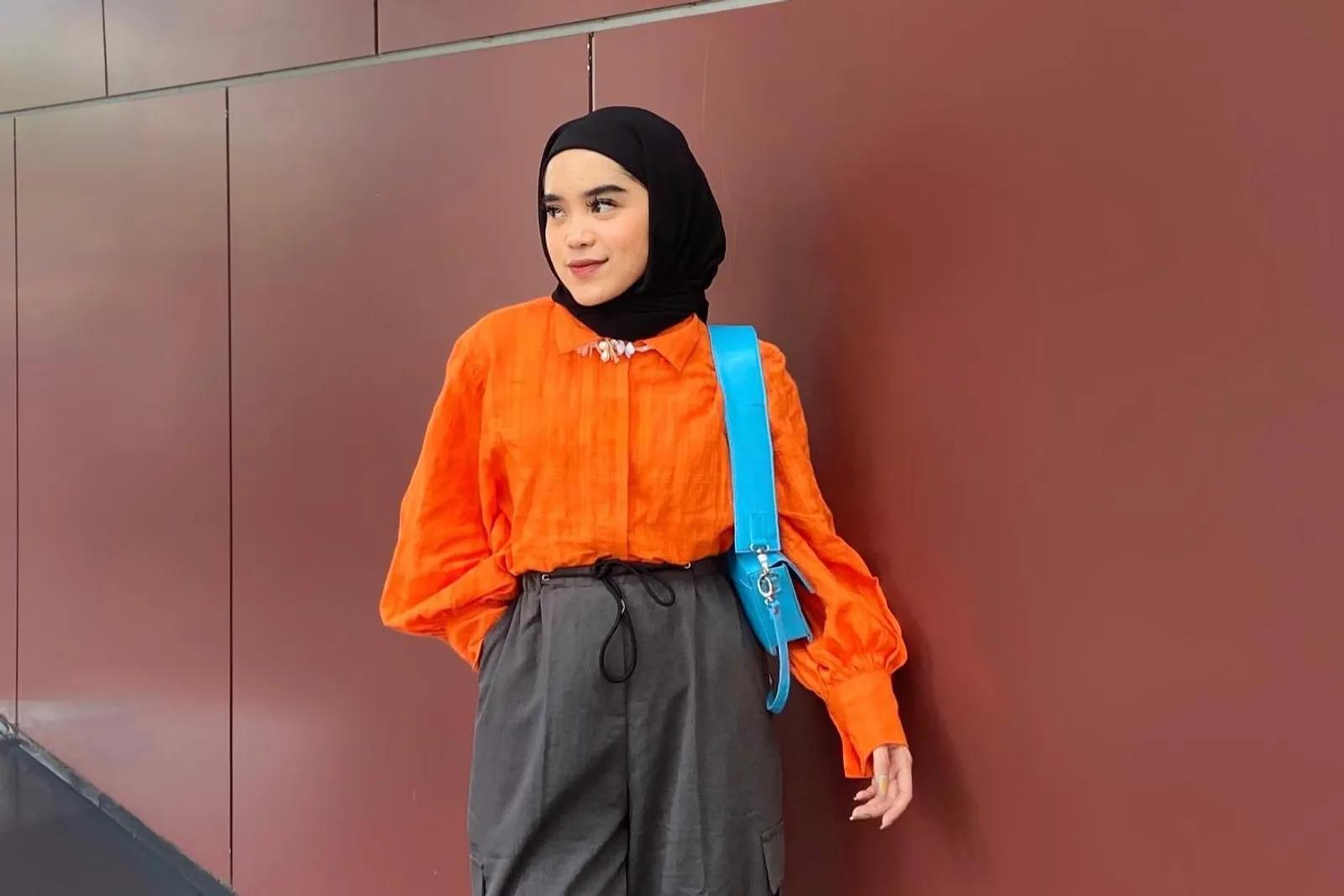 Ide Perpaduan Warna Baju Oranye dengan Hijab