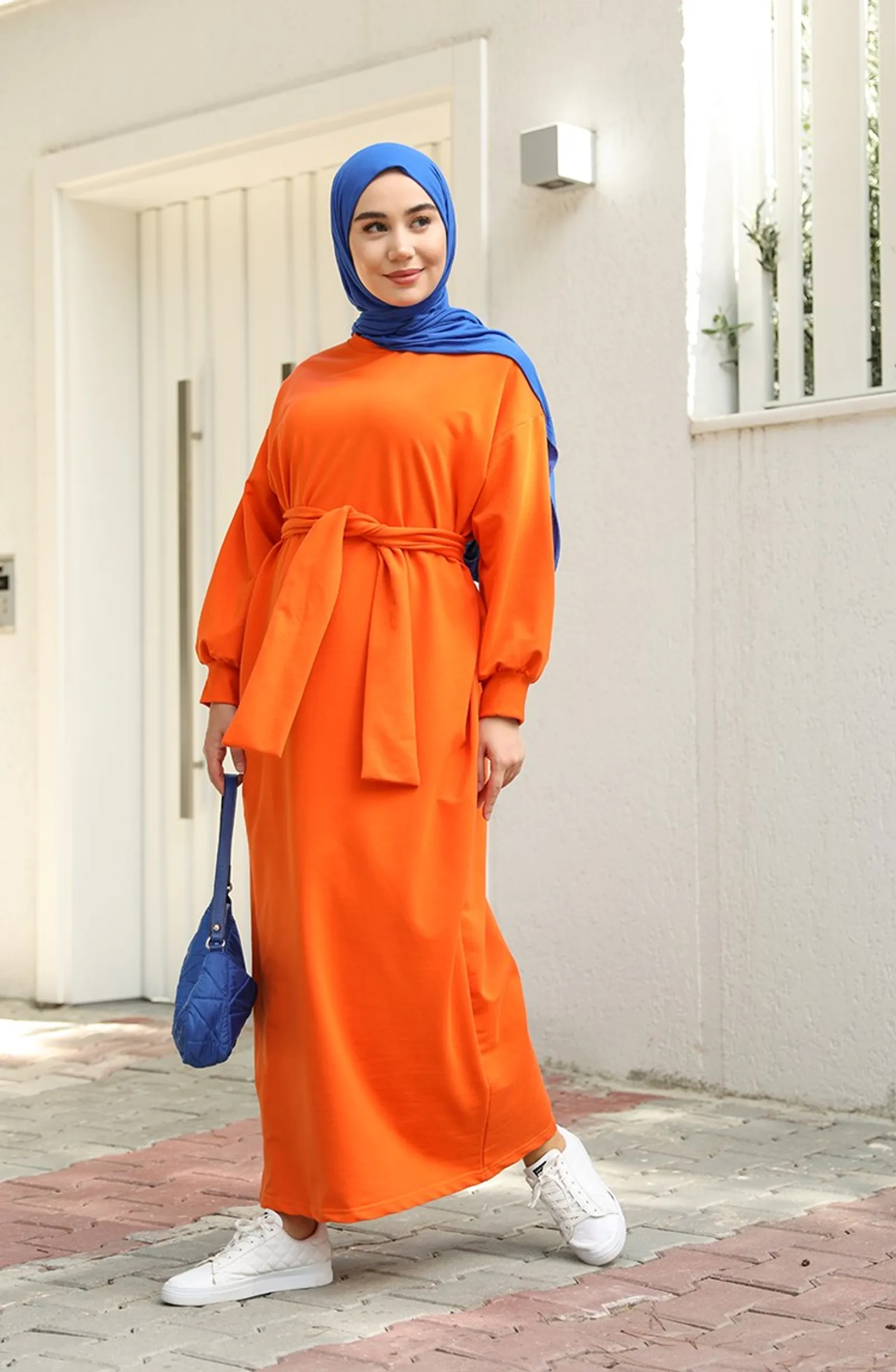 Ide Perpaduan Warna Baju Oranye dengan Hijab