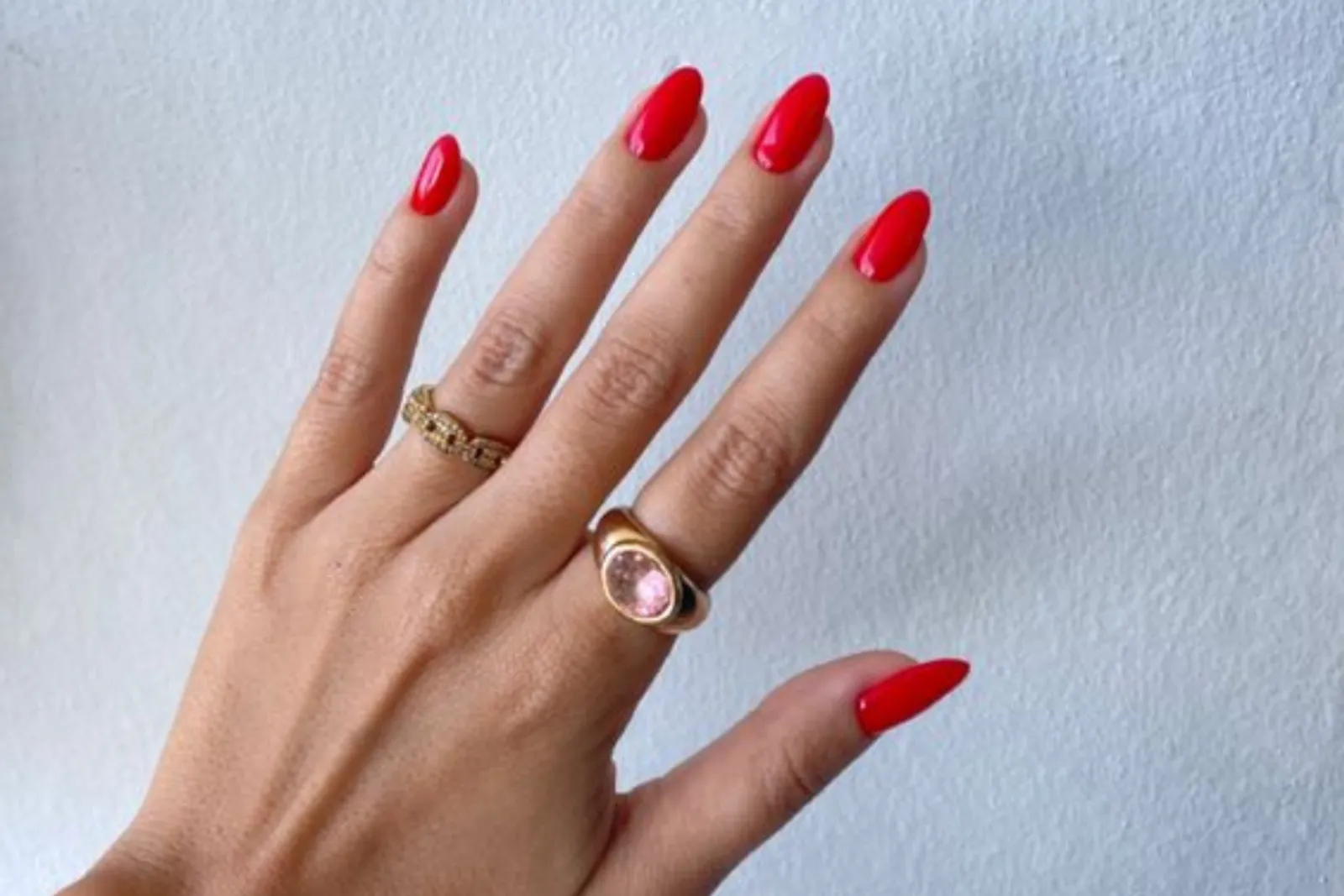 7 Inspirasi Gaya Nail Art Merah yang Menawan