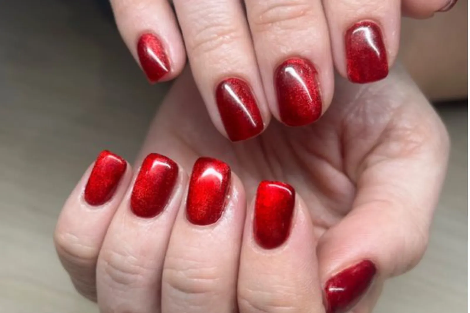 7 Inspirasi Gaya Nail Art Merah yang Menawan