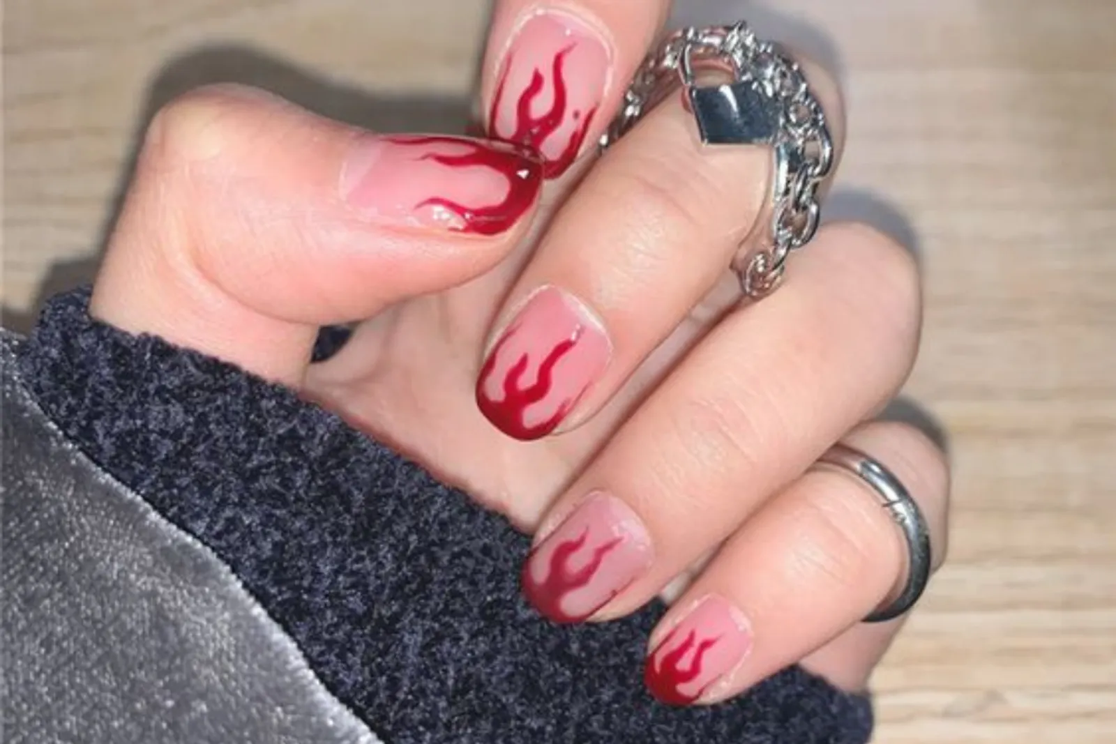 7 Inspirasi Gaya Nail Art Merah yang Menawan