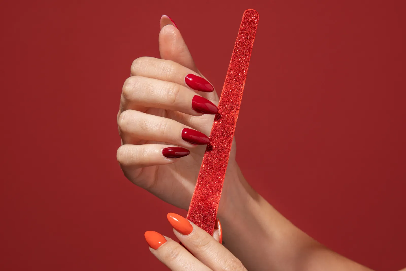 7 Inspirasi Gaya Nail Art Merah yang Menawan