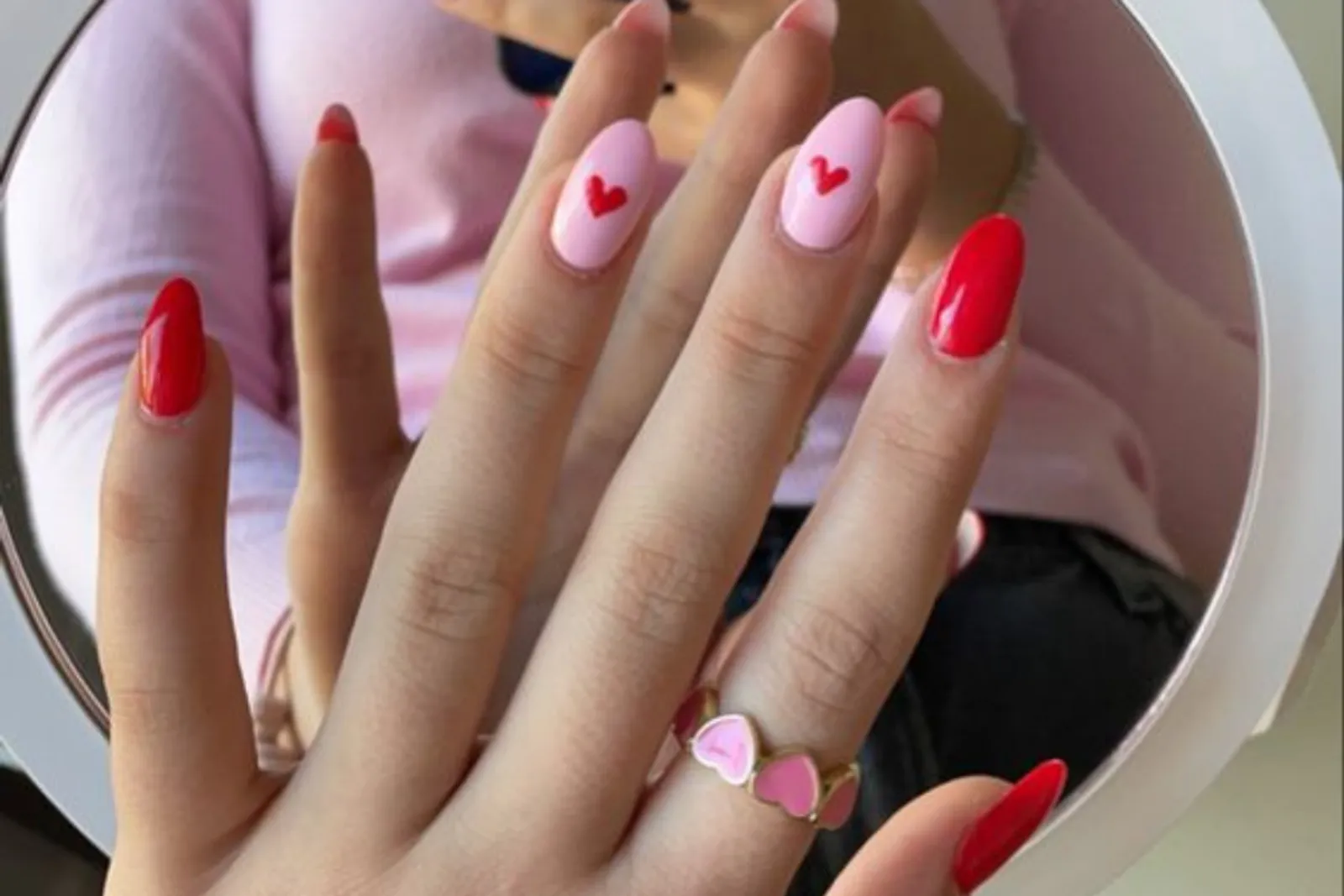 7 Inspirasi Gaya Nail Art Merah yang Menawan