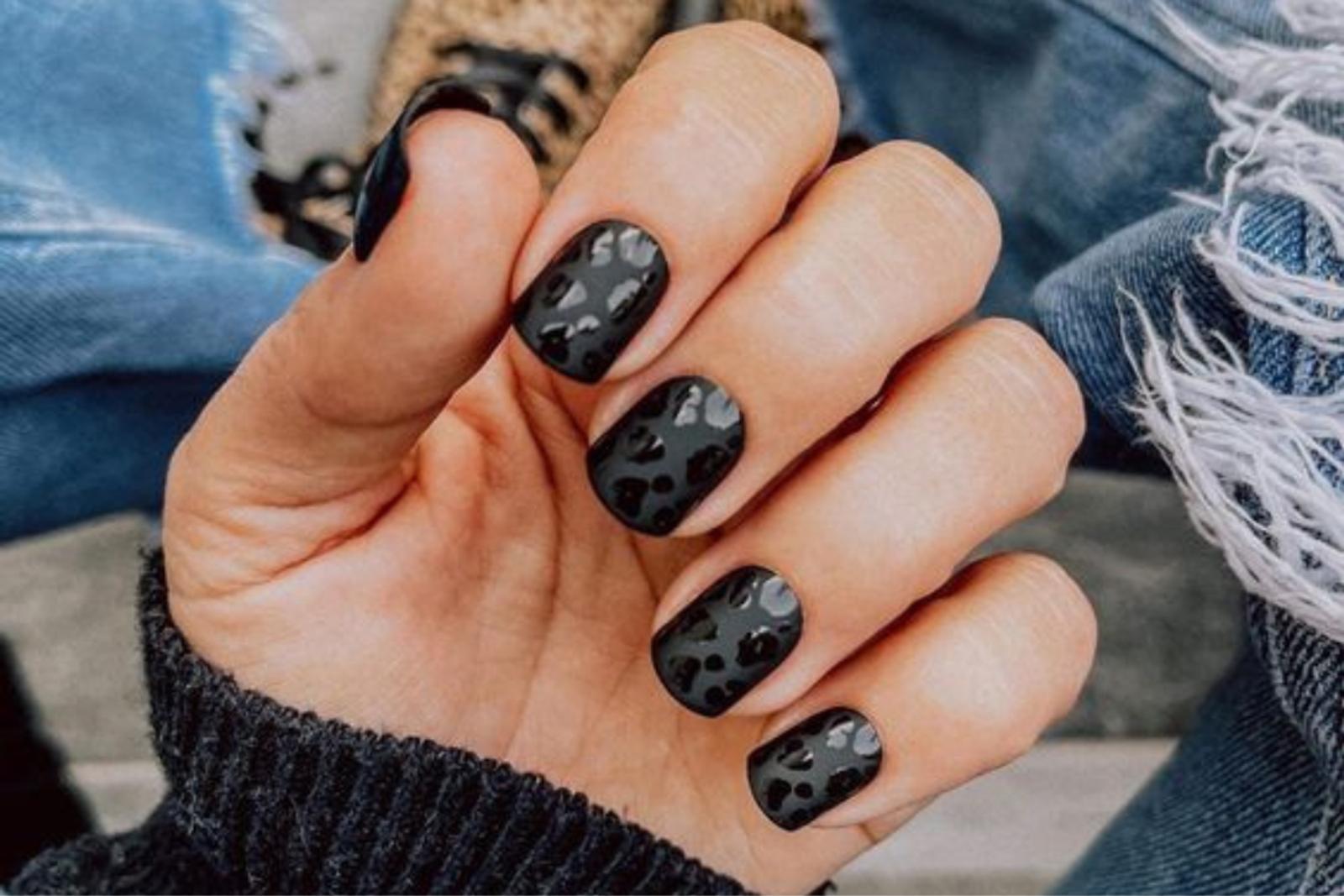 8 Inspirasi Nail Art Nuansa Hitam, Mewah dan Menawan!