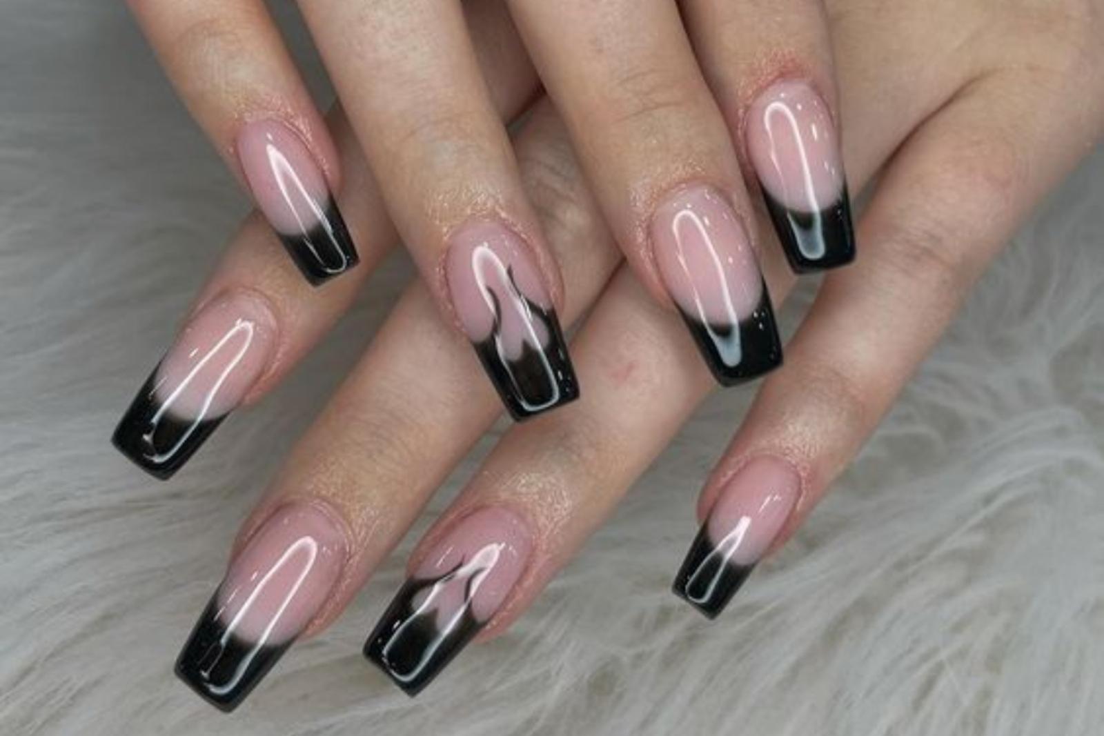 8 Inspirasi Nail Art Nuansa Hitam, Mewah dan Menawan!