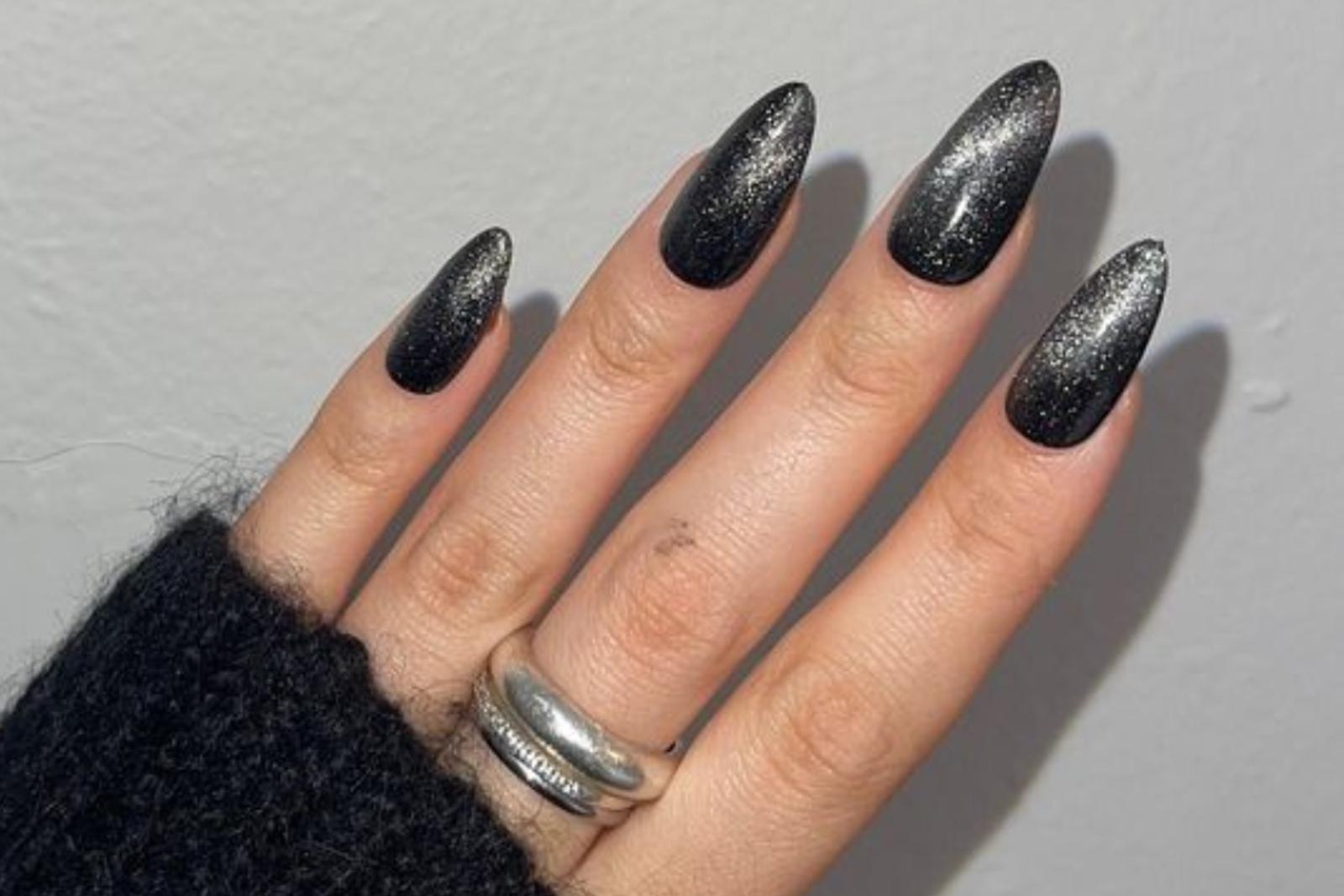 8 Inspirasi Nail Art Nuansa Hitam, Mewah dan Menawan!