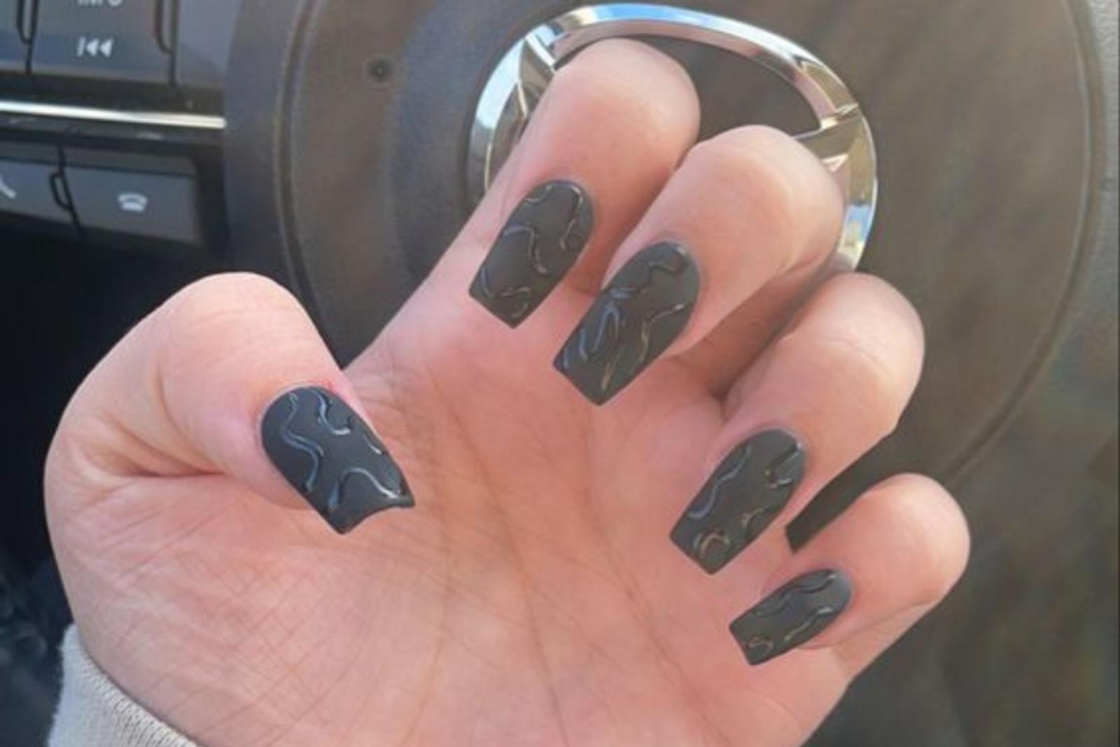 8 Inspirasi Nail Art Nuansa Hitam, Mewah dan Menawan!