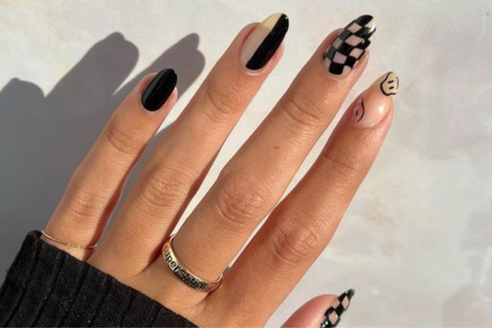 8 Inspirasi Nail Art Nuansa Hitam, Mewah dan Menawan!