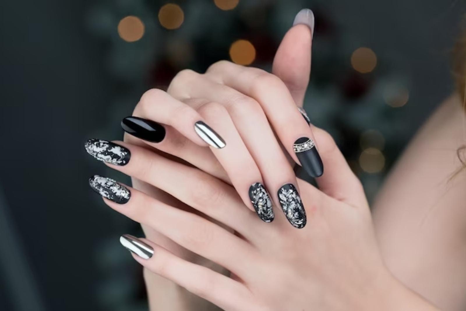 8 Inspirasi Nail Art Nuansa Hitam, Mewah dan Menawan!