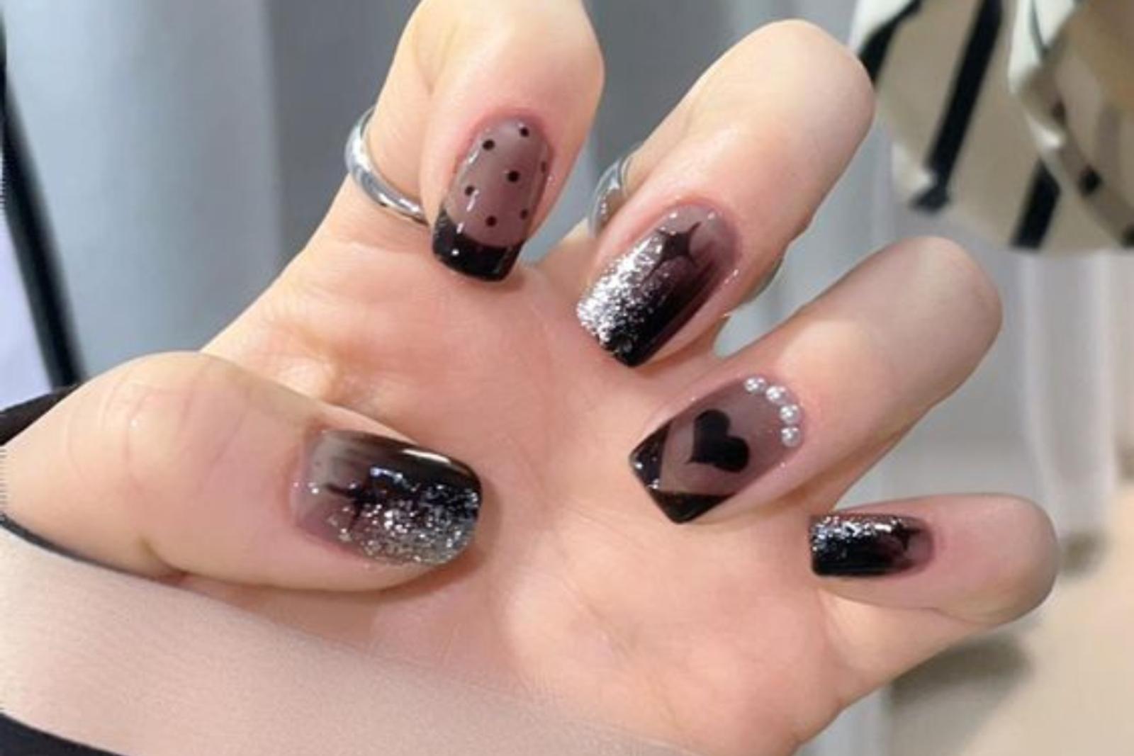 8 Inspirasi Nail Art Nuansa Hitam, Mewah dan Menawan!