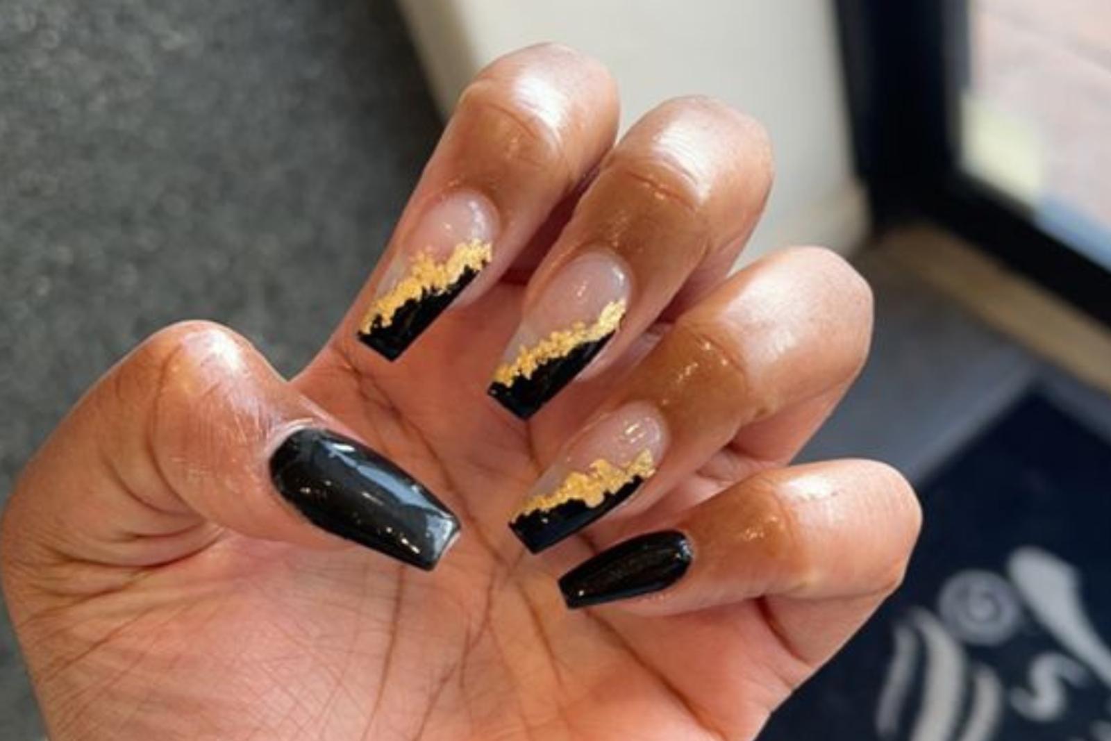 8 Inspirasi Nail Art Nuansa Hitam, Mewah dan Menawan!