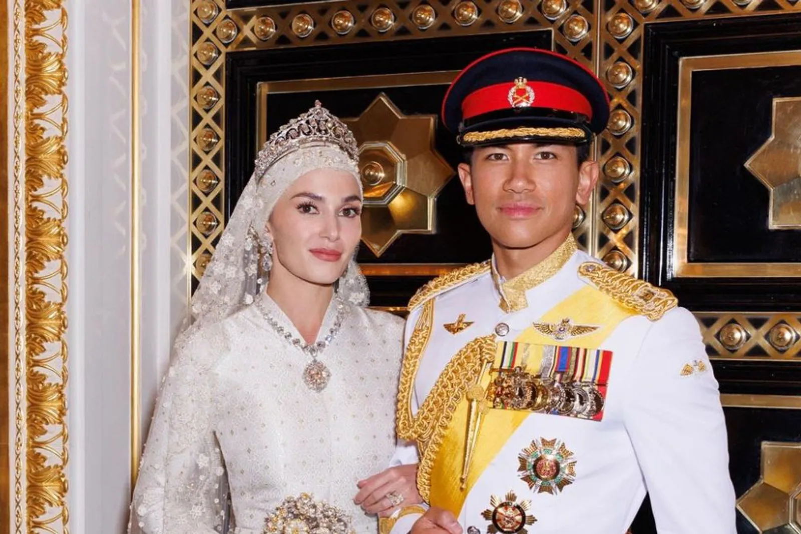 6 Suvenir Pernikahan Pangeran Mateen dan Anisha Rosnah, Bernuansa Emas