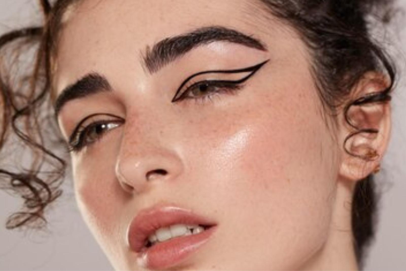 5 Gaya Eyeliner untuk Riasan yang Tampak Memukau 