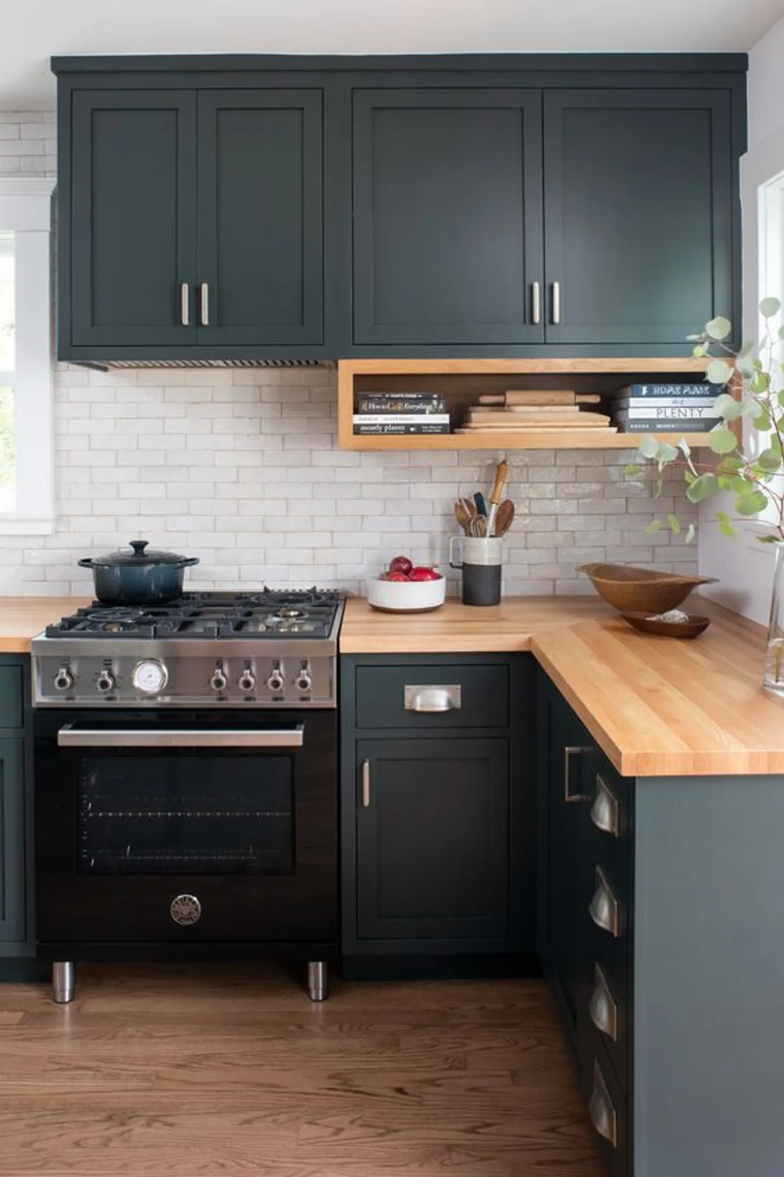 6 Rekomendasi Desain Kitchen Set Hitam, Siap Bikin Dapur Tampak Mewah