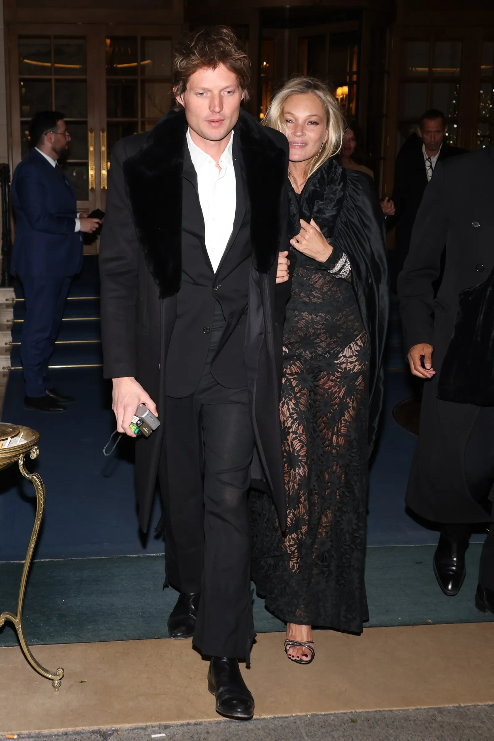 Kate Moss Rayakan Ulang Tahun ke-50 dengan Gaun Menerawang