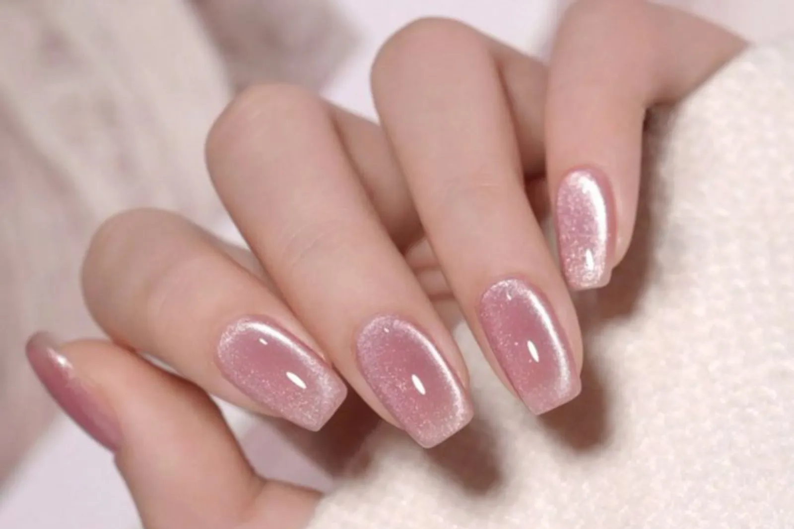 8 Inspirasi Nail Art Nuansa Pink, Bikin Kuku Makin Cantik