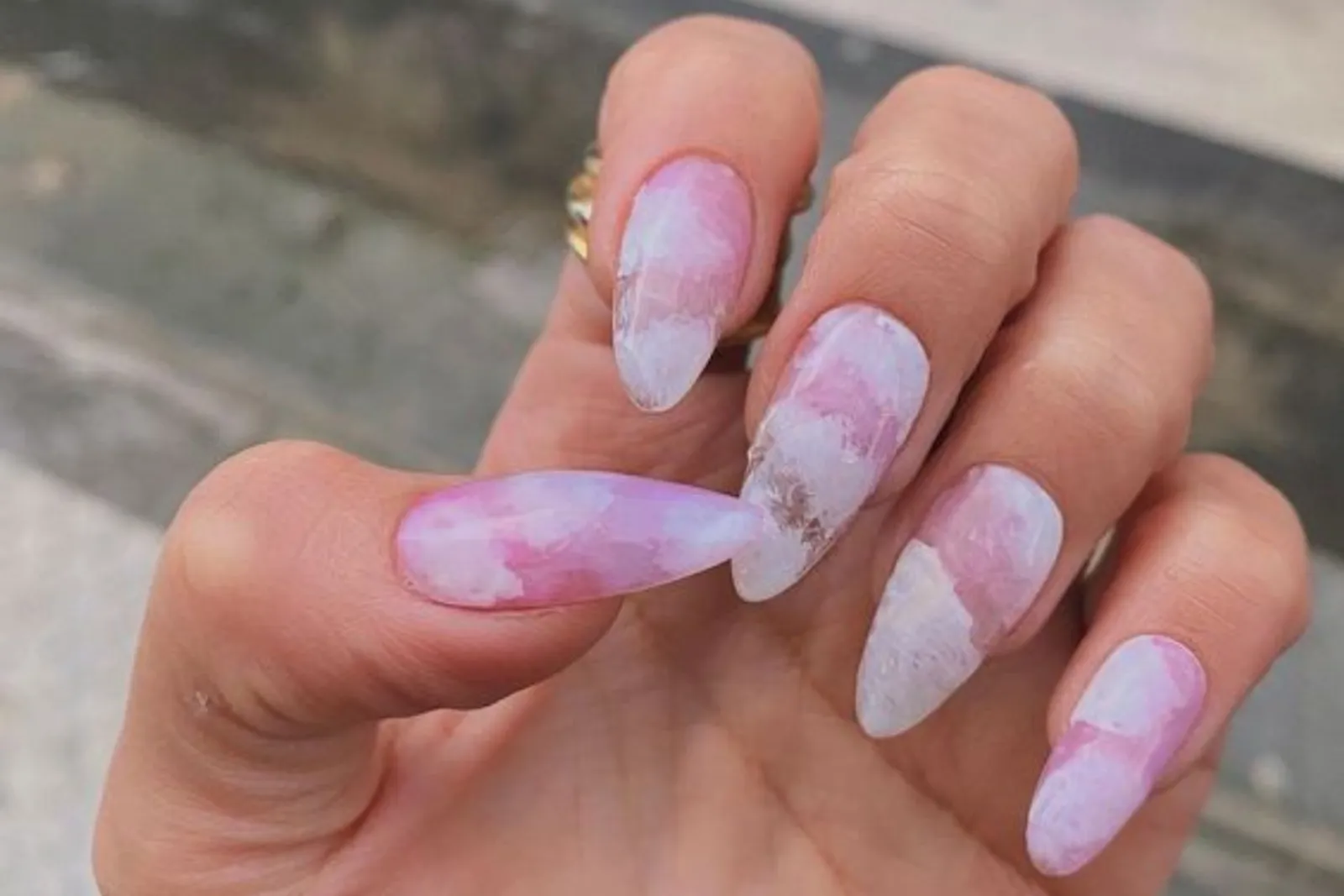 8 Inspirasi Nail Art Nuansa Pink, Bikin Kuku Makin Cantik