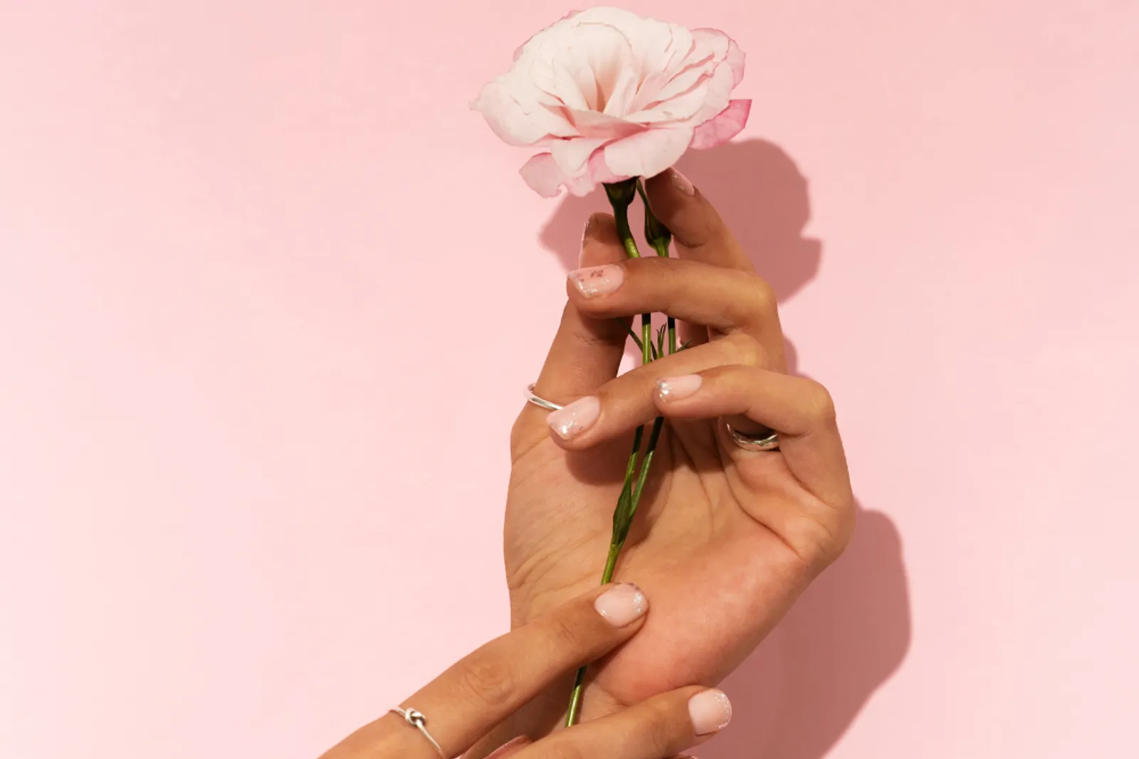 8 Inspirasi Nail Art Nuansa Pink, Bikin Kuku Makin Cantik