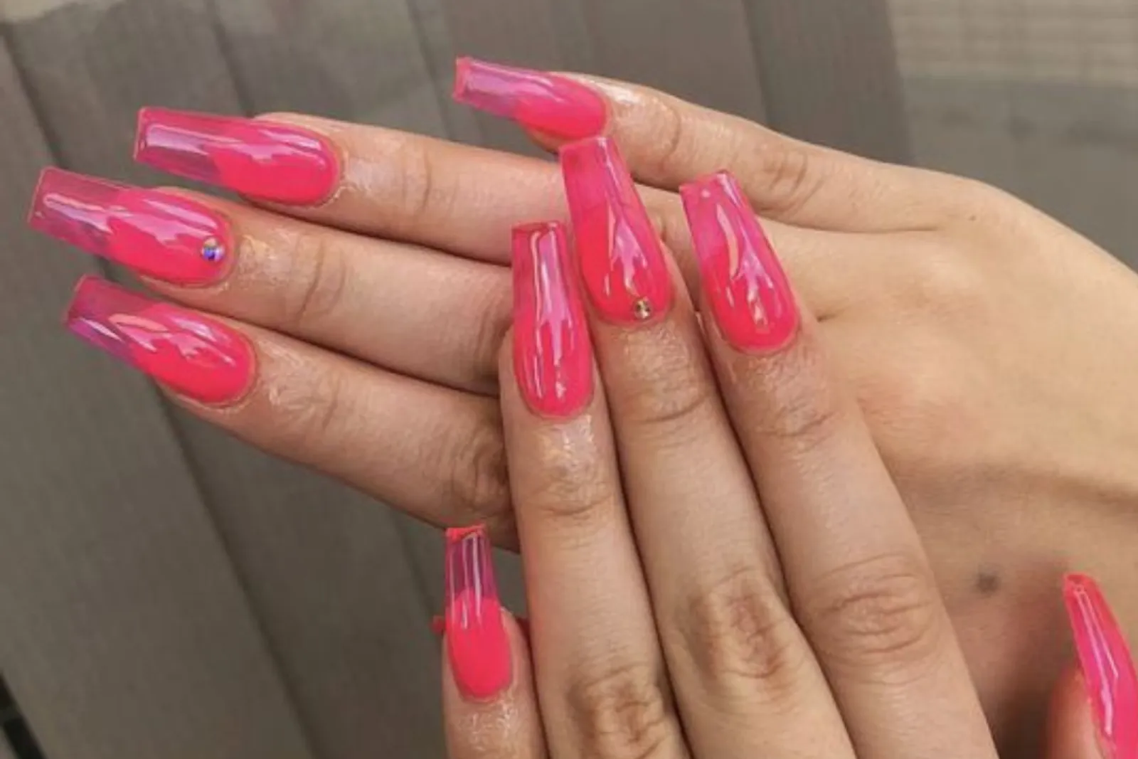 8 Inspirasi Nail Art Nuansa Pink, Bikin Kuku Makin Cantik