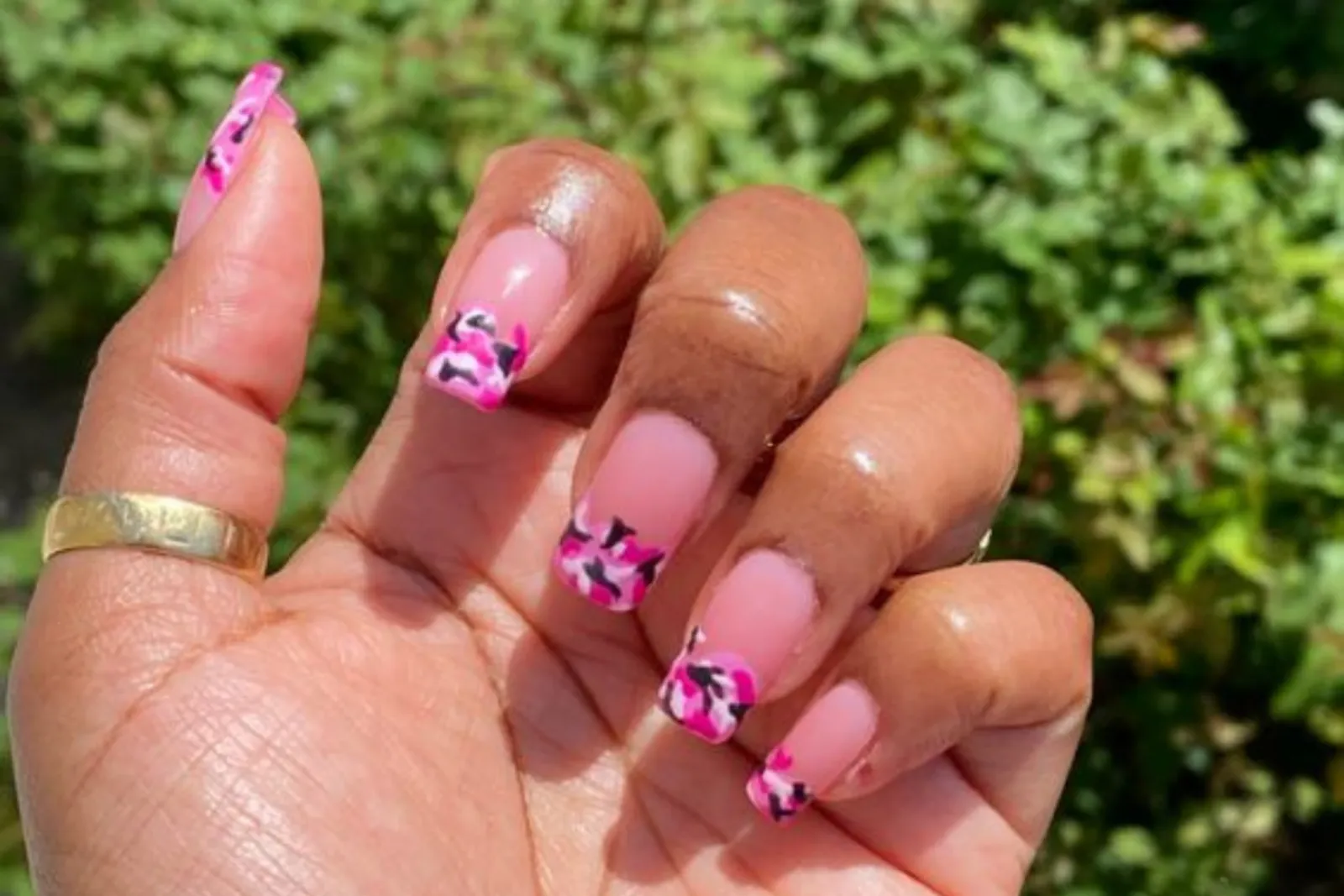 8 Inspirasi Nail Art Nuansa Pink, Bikin Kuku Makin Cantik