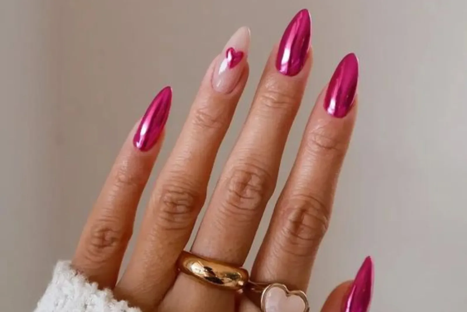 8 Inspirasi Nail Art Nuansa Pink, Bikin Kuku Makin Cantik