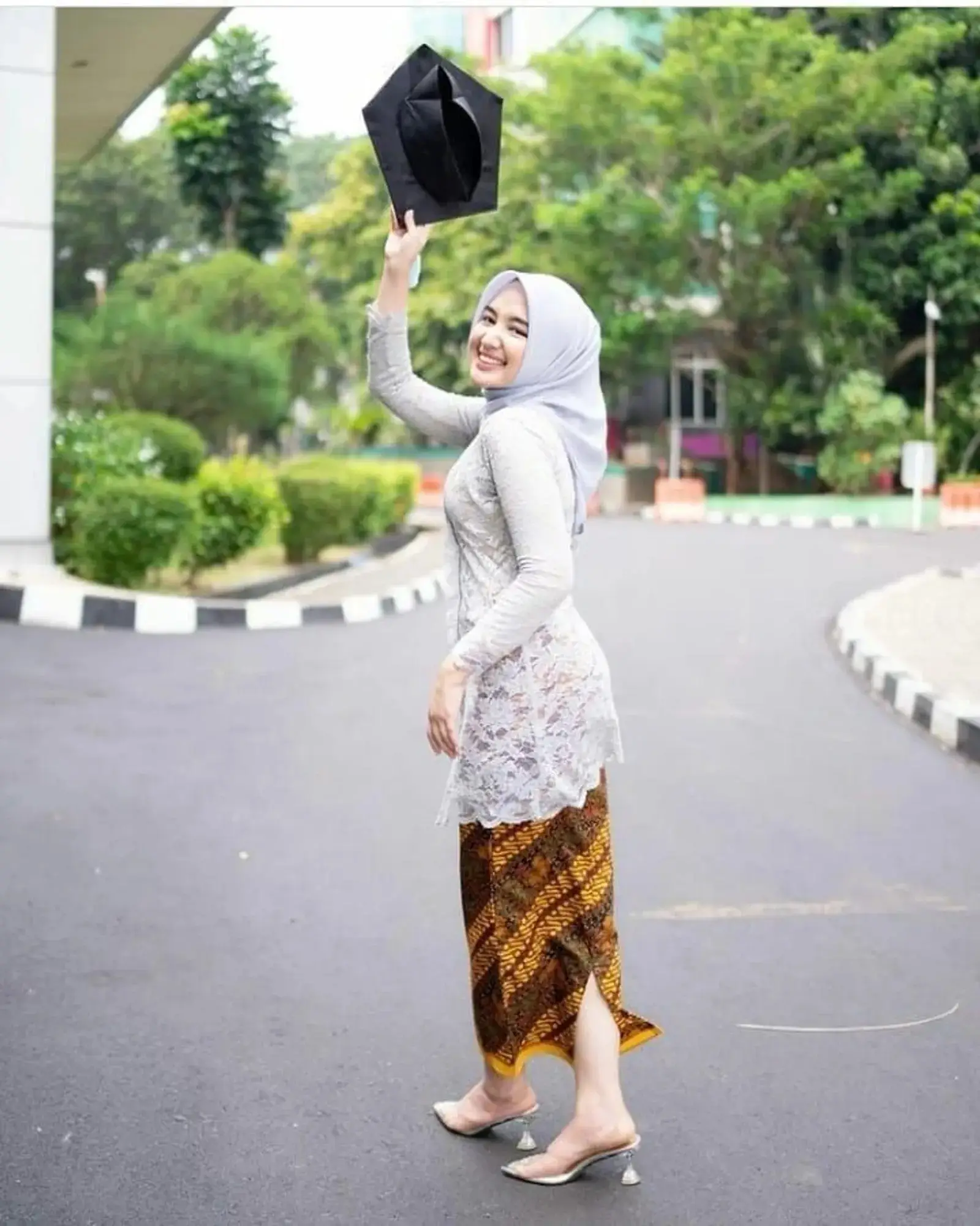 Pilihan Model Sepatu Heels Simpel untuk Kebaya Wisuda