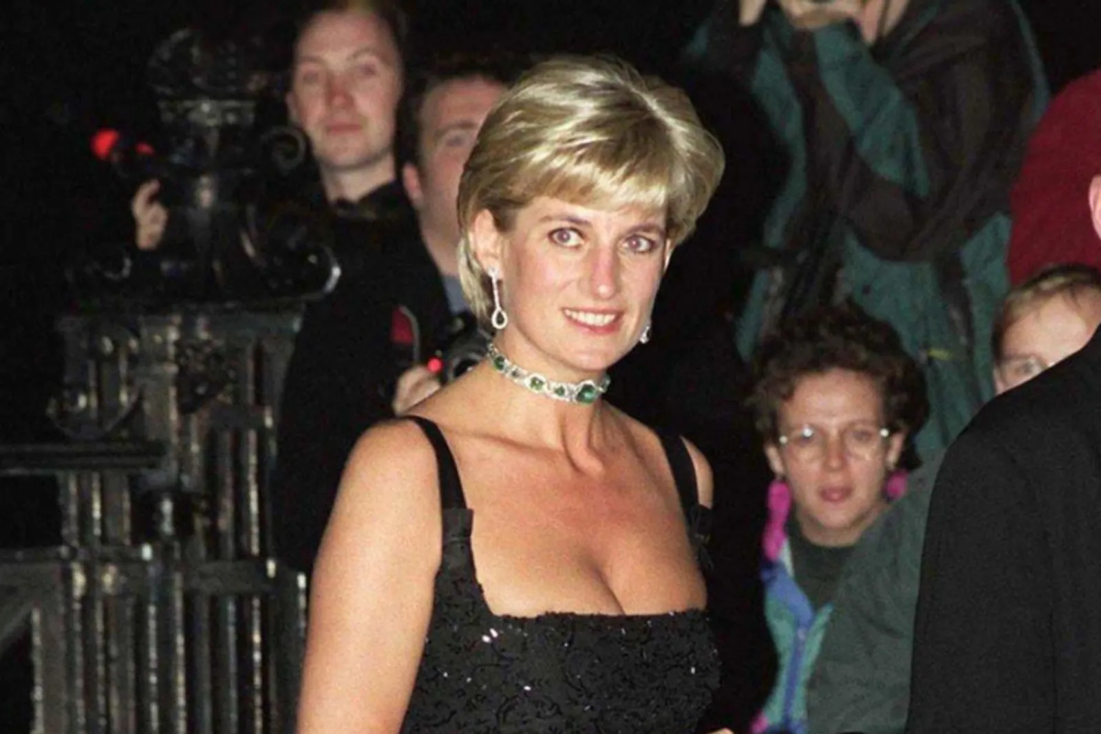 Dress Hitam Milik Putri Diana Berhasil Dilelang dengan Harga Selangit