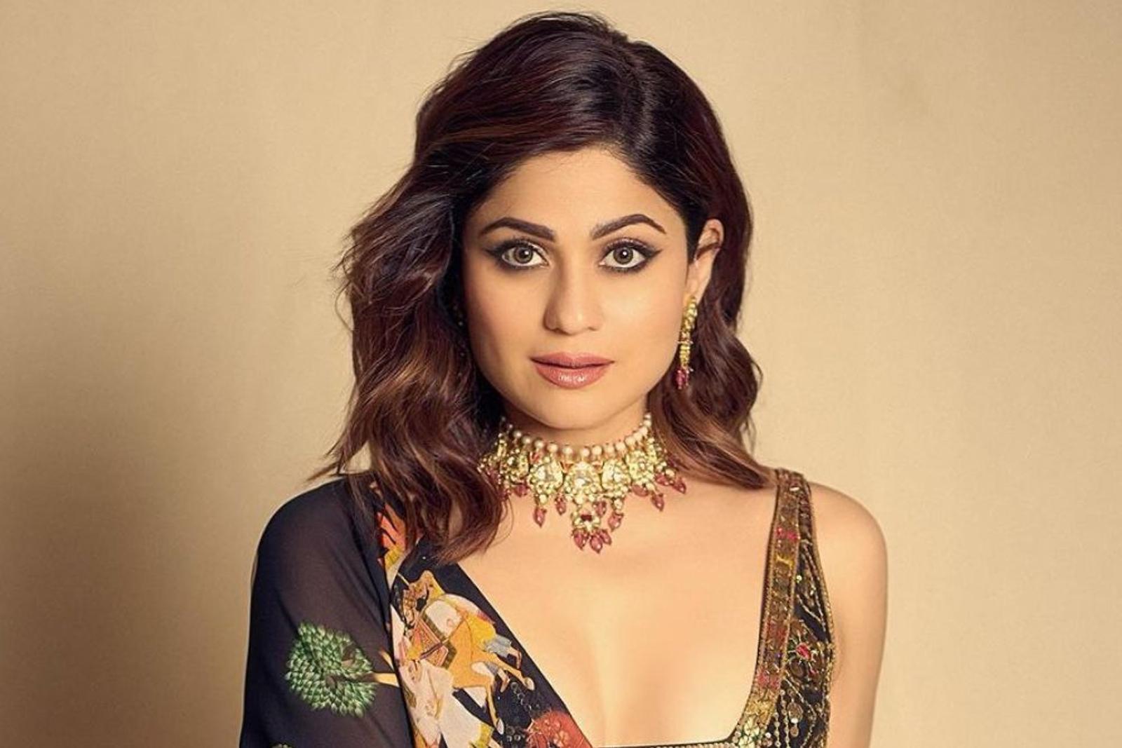 Artis Bollywood yang lahir di Bulan Februari, Kompak Memikat! 