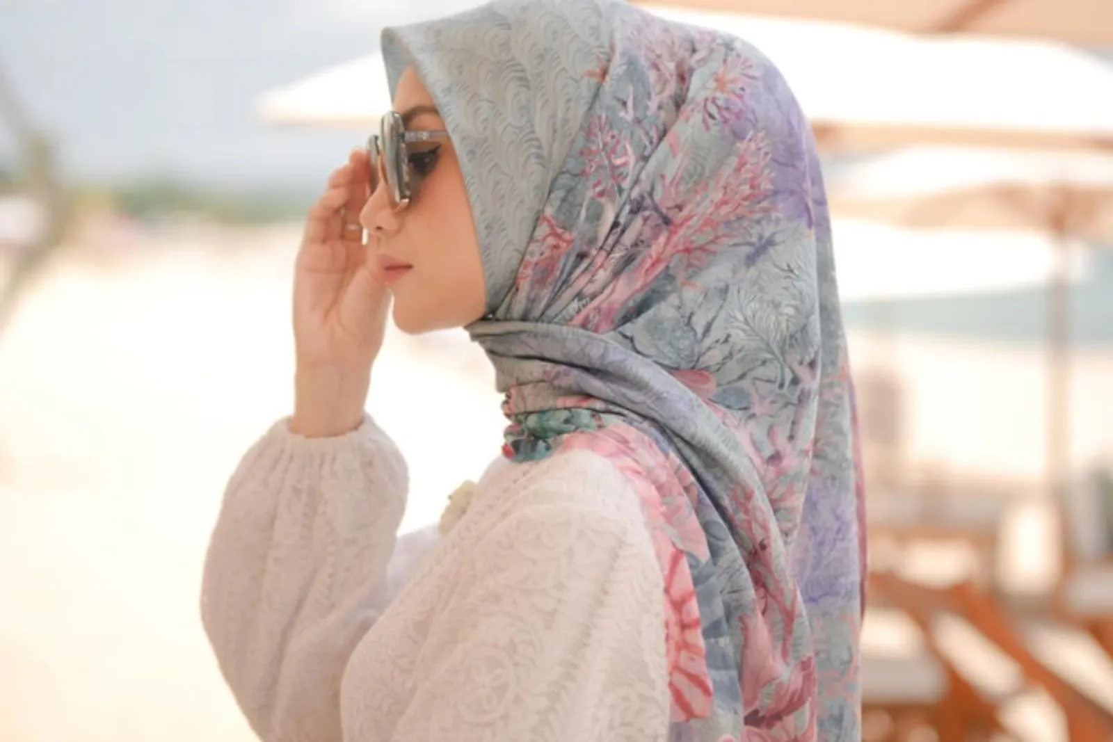 9 Rekomendasi Jilbab Segi Empat Motif Branded yang Bagus