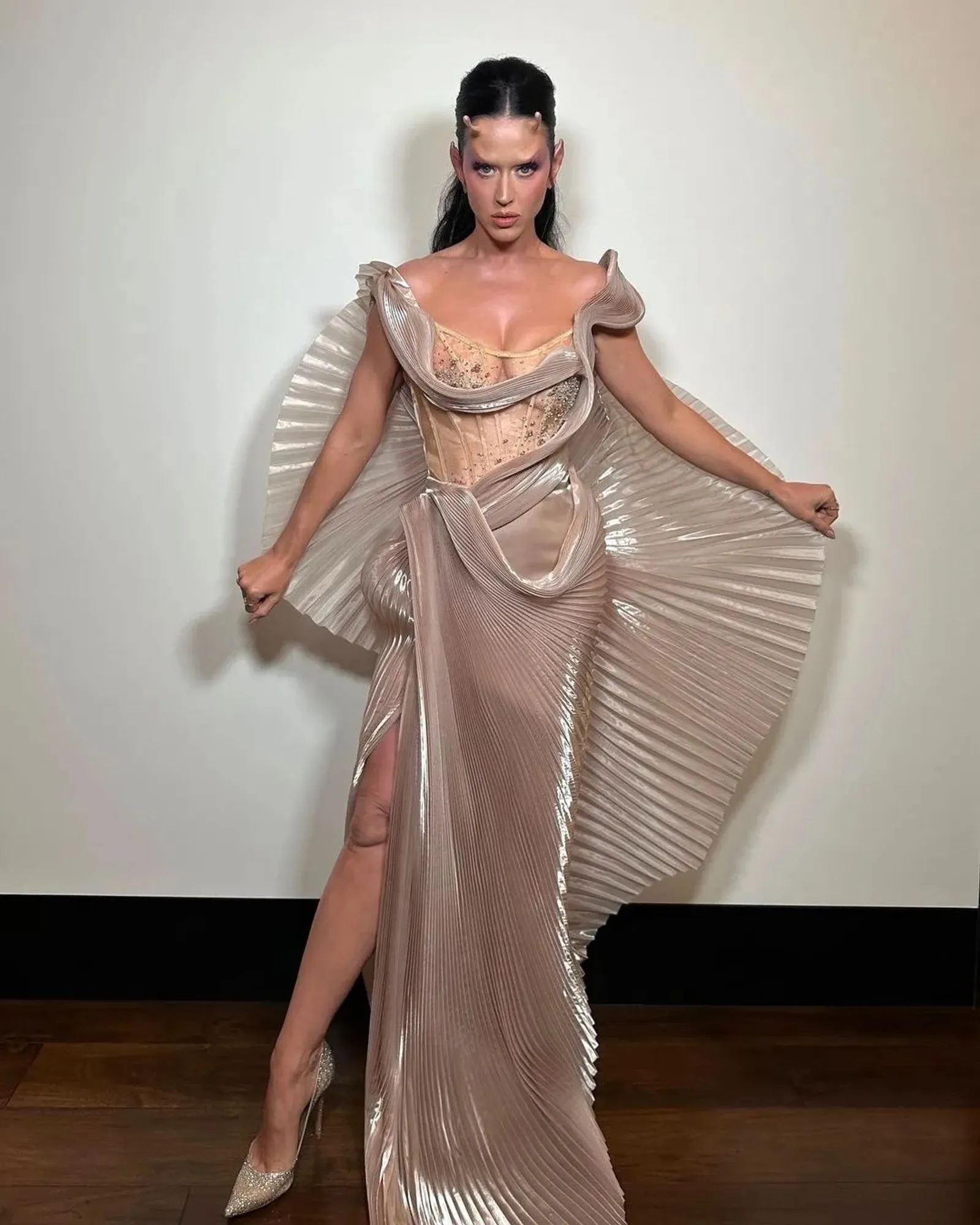 Stunning! Katy Perry Pakai Dress Karya Desainer Indonesia Maison Met
