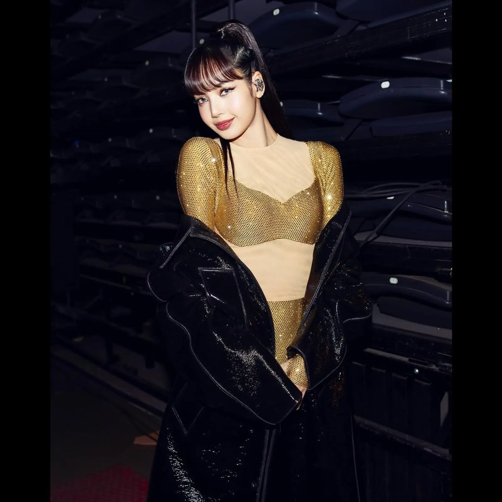 Gaya Lisa 'BLACKPINK' Pakai Gold Bodysuit Rancangan LOEWE