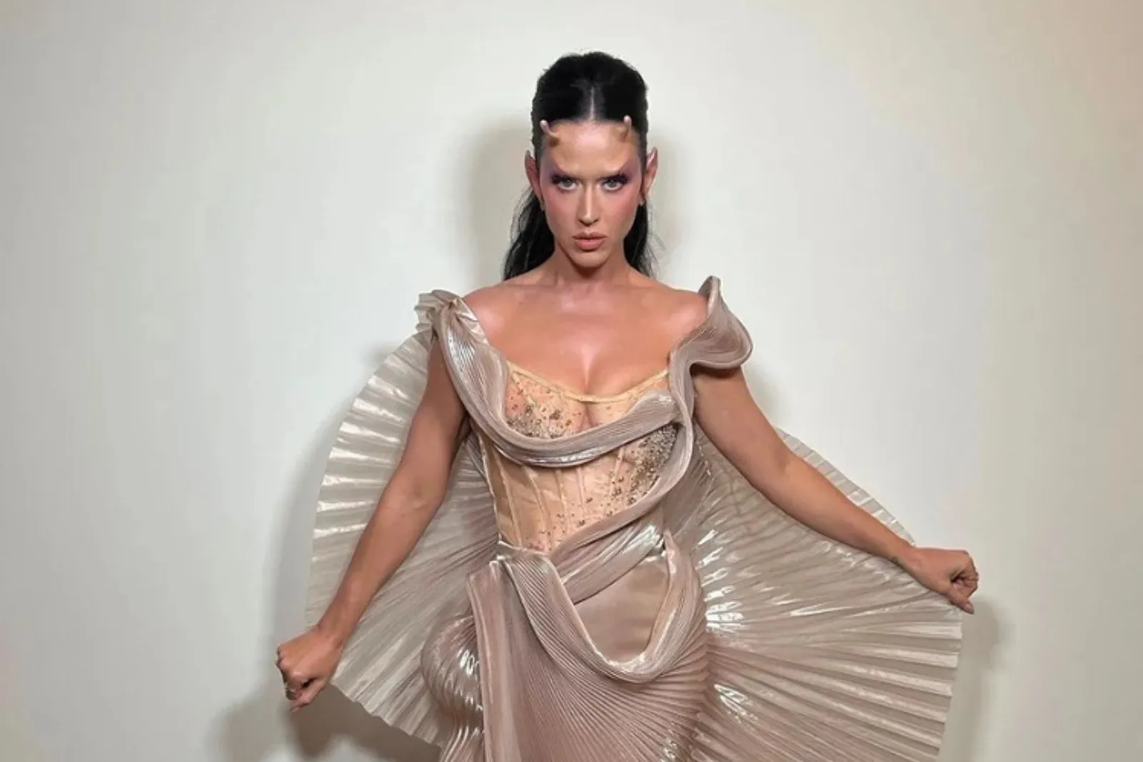 Stunning! Katy Perry Pakai Dress Karya Desainer Indonesia Maison Met