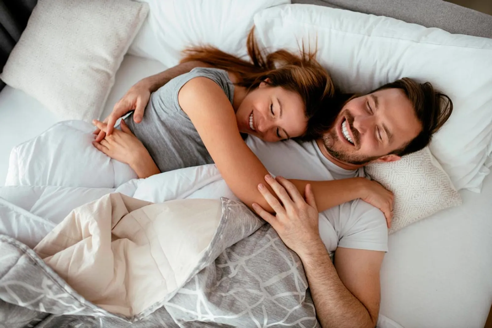 Alasan Ilmiah Kamu Bisa Tidur Lebih Nyenyak saat bersama Pasangan