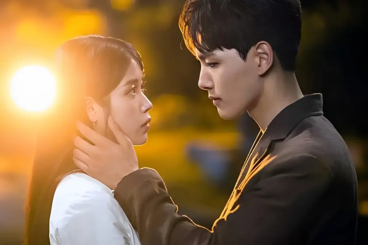 6 Aktor yang Pernah Jadi Pasangan IU di Drama, Terbaru Park Bo Gum!