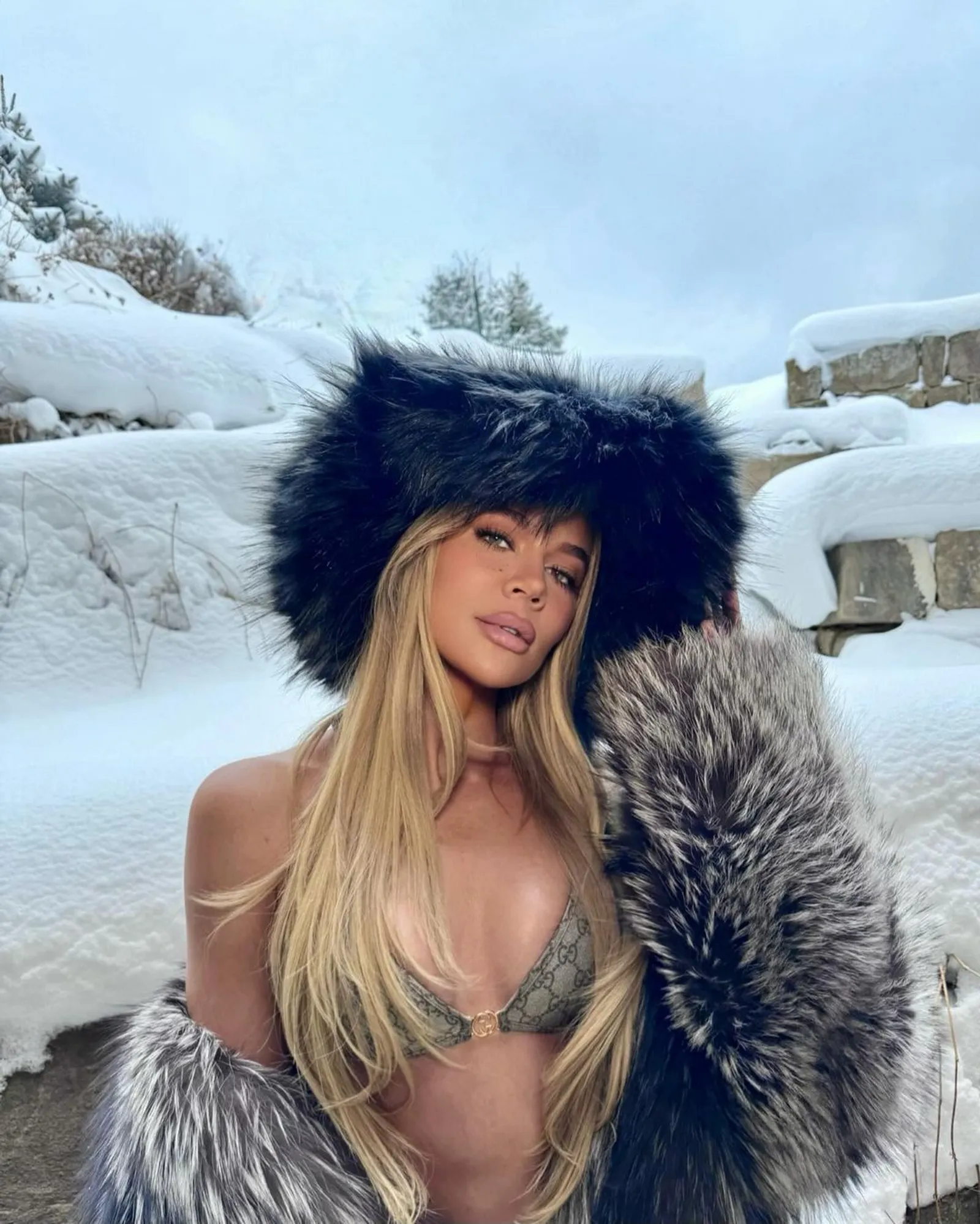Gaya Khloé Kardashian Berani Pakai Bikini di Tengah Salju