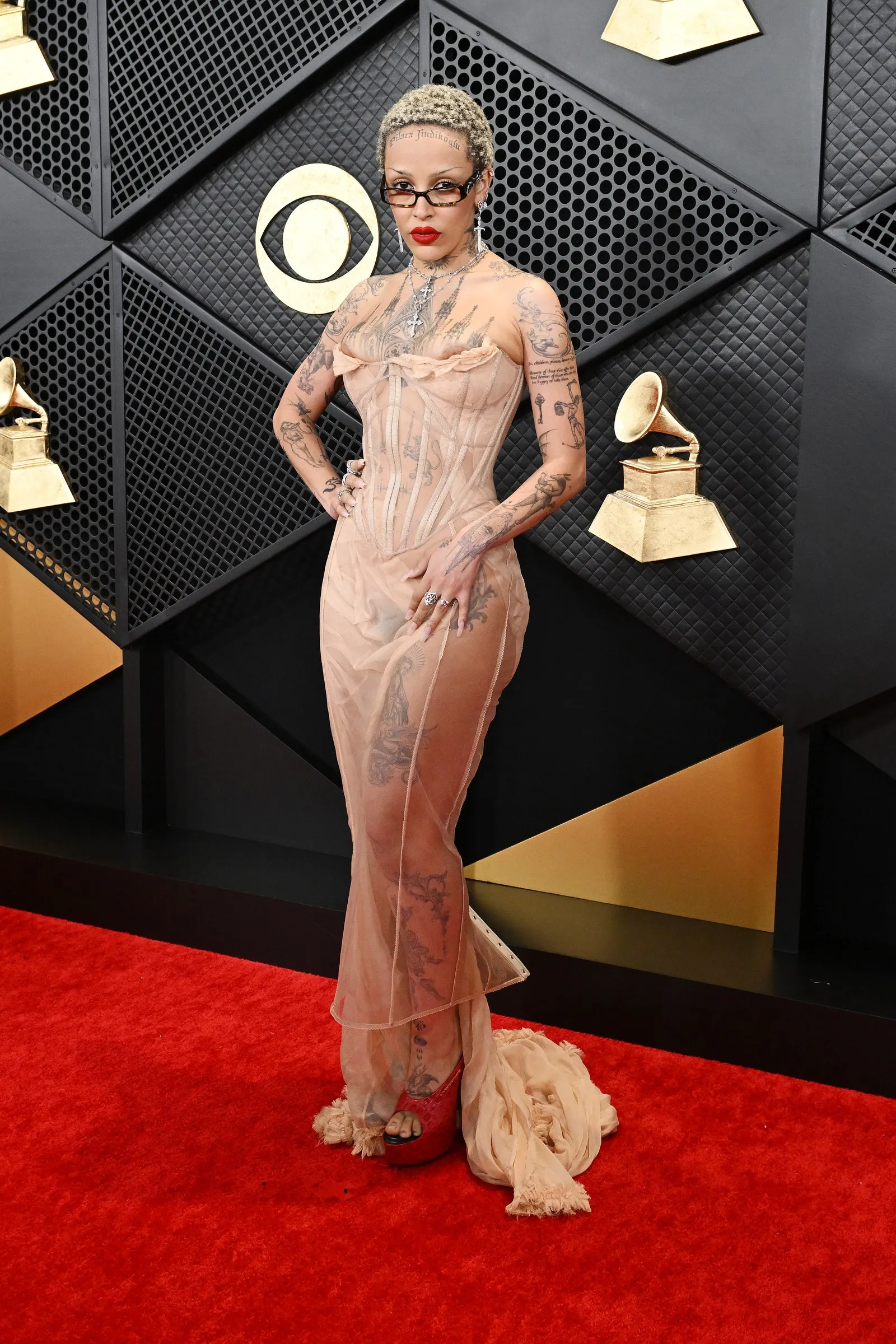 Gaya Glamor Artis Hollywood di Karpet Merah Grammy Awards 2024
