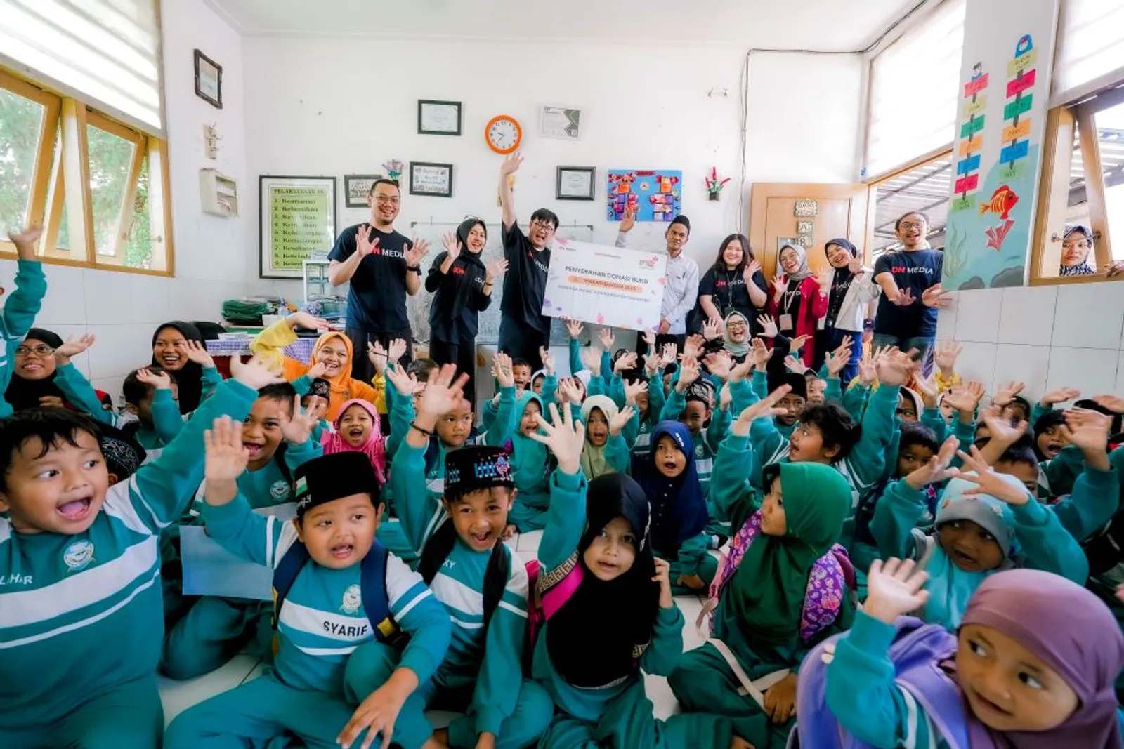 Saweria dan IDN Foundation Menyalurkan Donasi Buku Ke Saung Baca