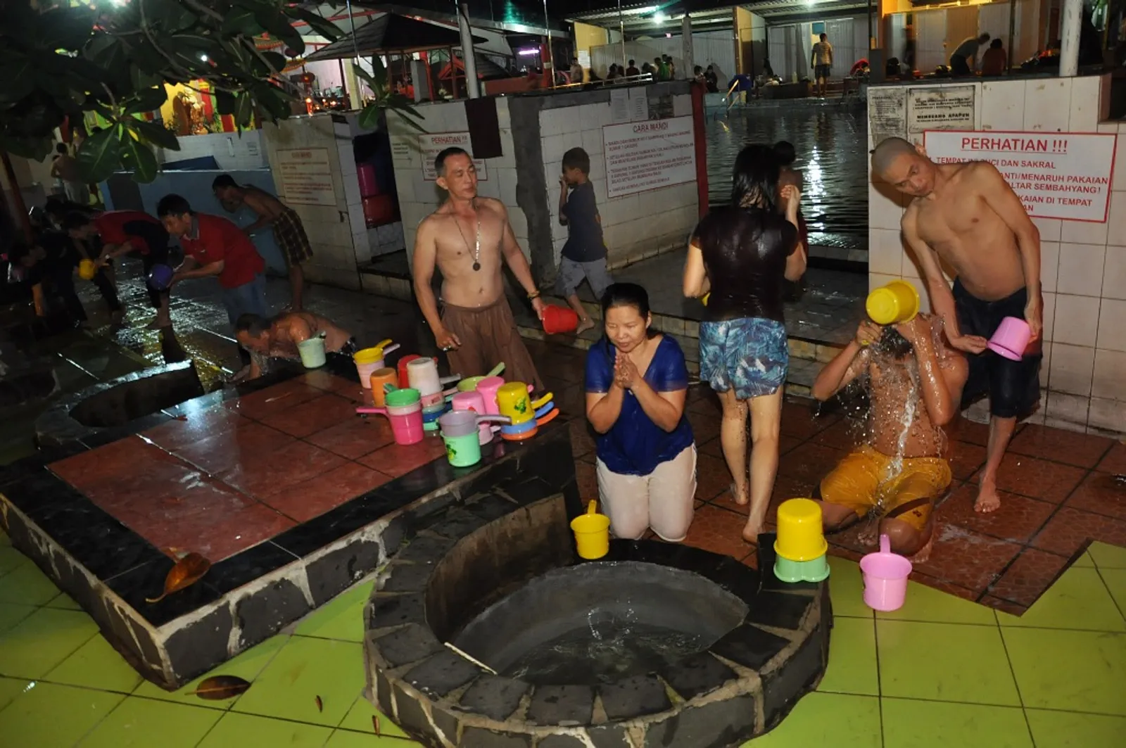 8 Tradisi Tahun Baru Imlek Khas Indonesia, Ada Festival Perang Air