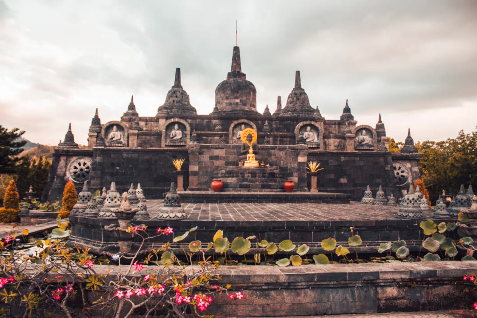 8 Vihara Tercantik di Indonesia, Punya Arsitektur Megah dan Menawan!
