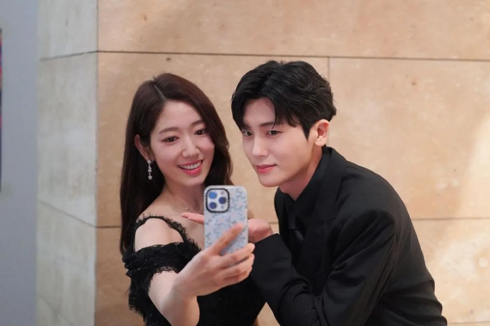 Bestie Banget! 7 Potret Persahabatan Park Hyung Sik dan Park Shin Hye