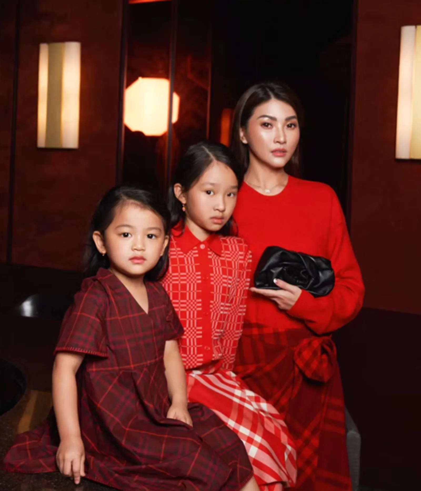 8 Outfit Imlek a la Seleb Indonesia, Nuansa Merah Elegan