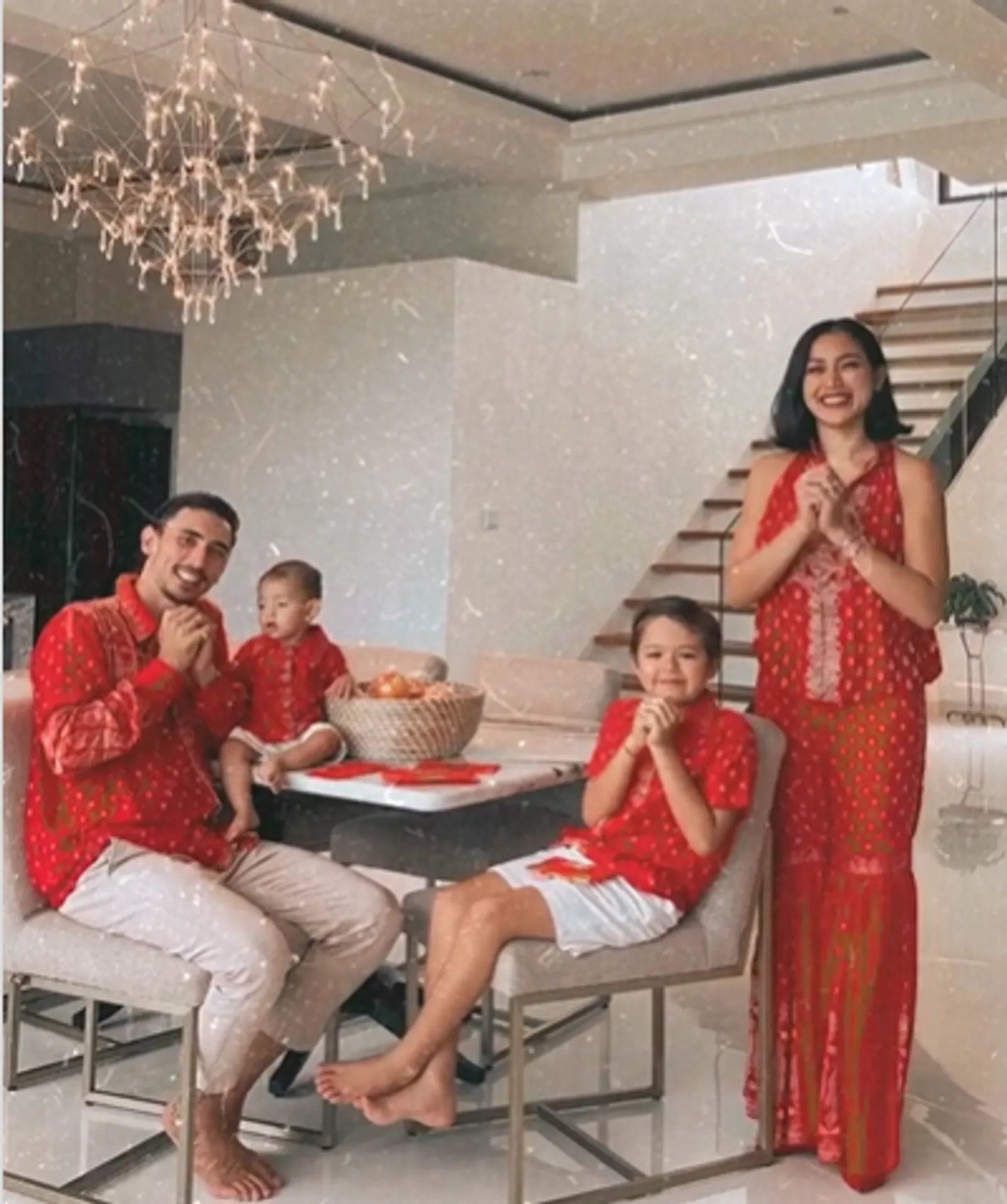 8 Outfit Imlek a la Seleb Indonesia, Nuansa Merah Elegan