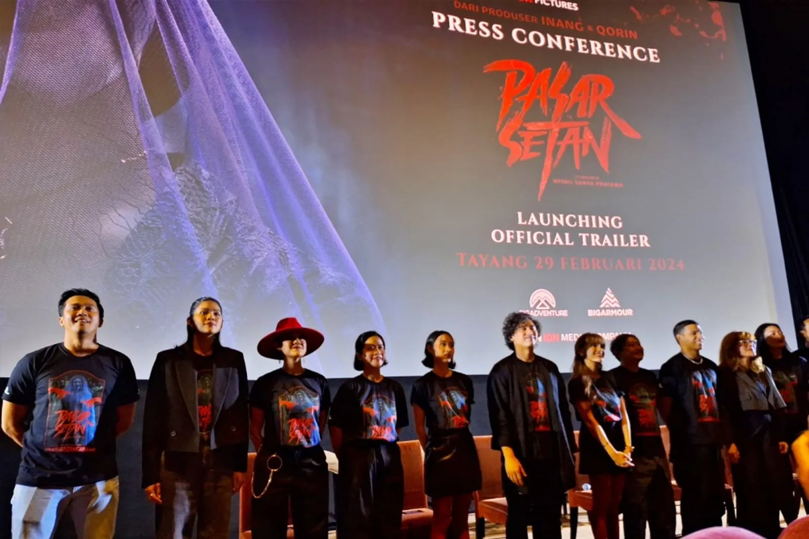 Trailer 'Pasar Setan' Mencekam, Roy Sungkono Dengar Suara Gaib