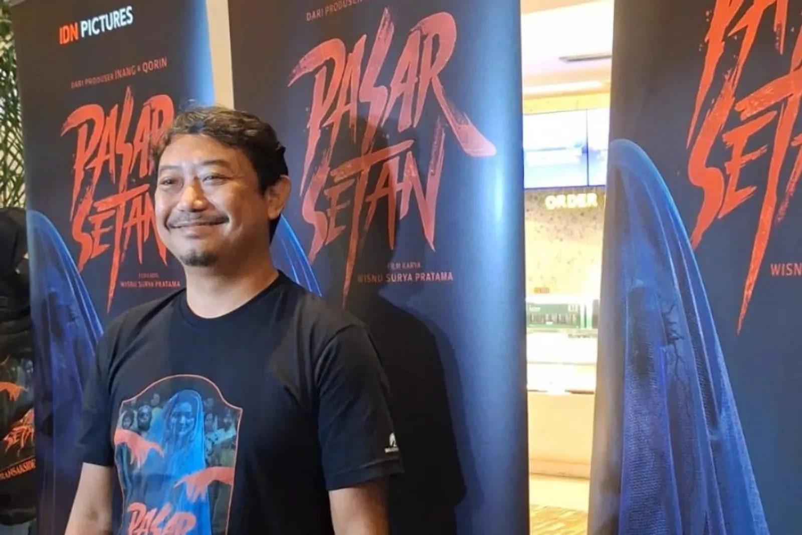 Trailer 'Pasar Setan' Mencekam, Roy Sungkono Dengar Suara Gaib