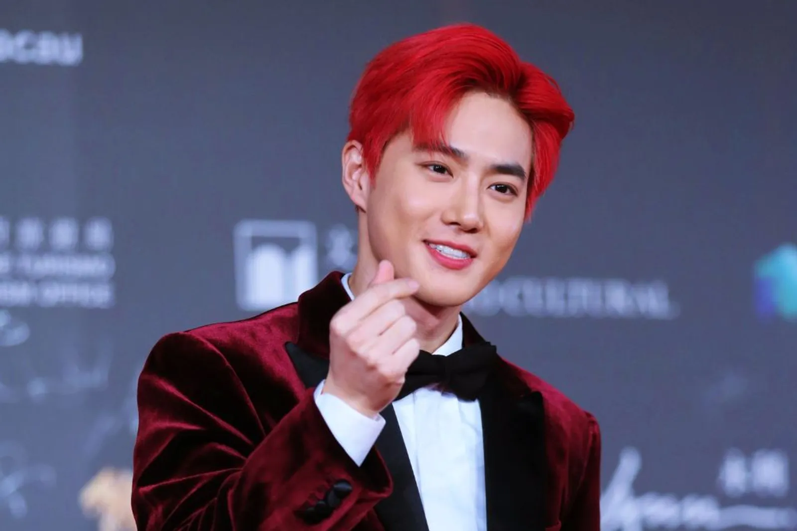 Penampilan Ikonik Idol Kpop dengan Rambut Merah