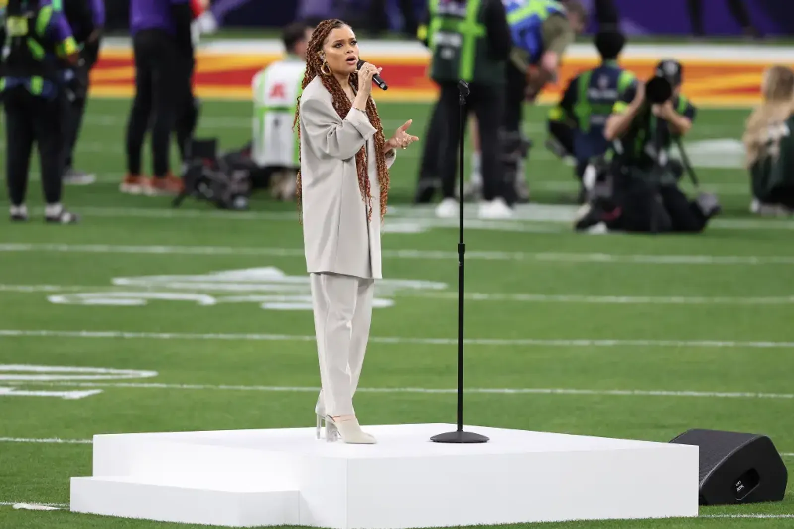 Detail Pakaian Para Artis yang Tampil di Super Bowl 2024