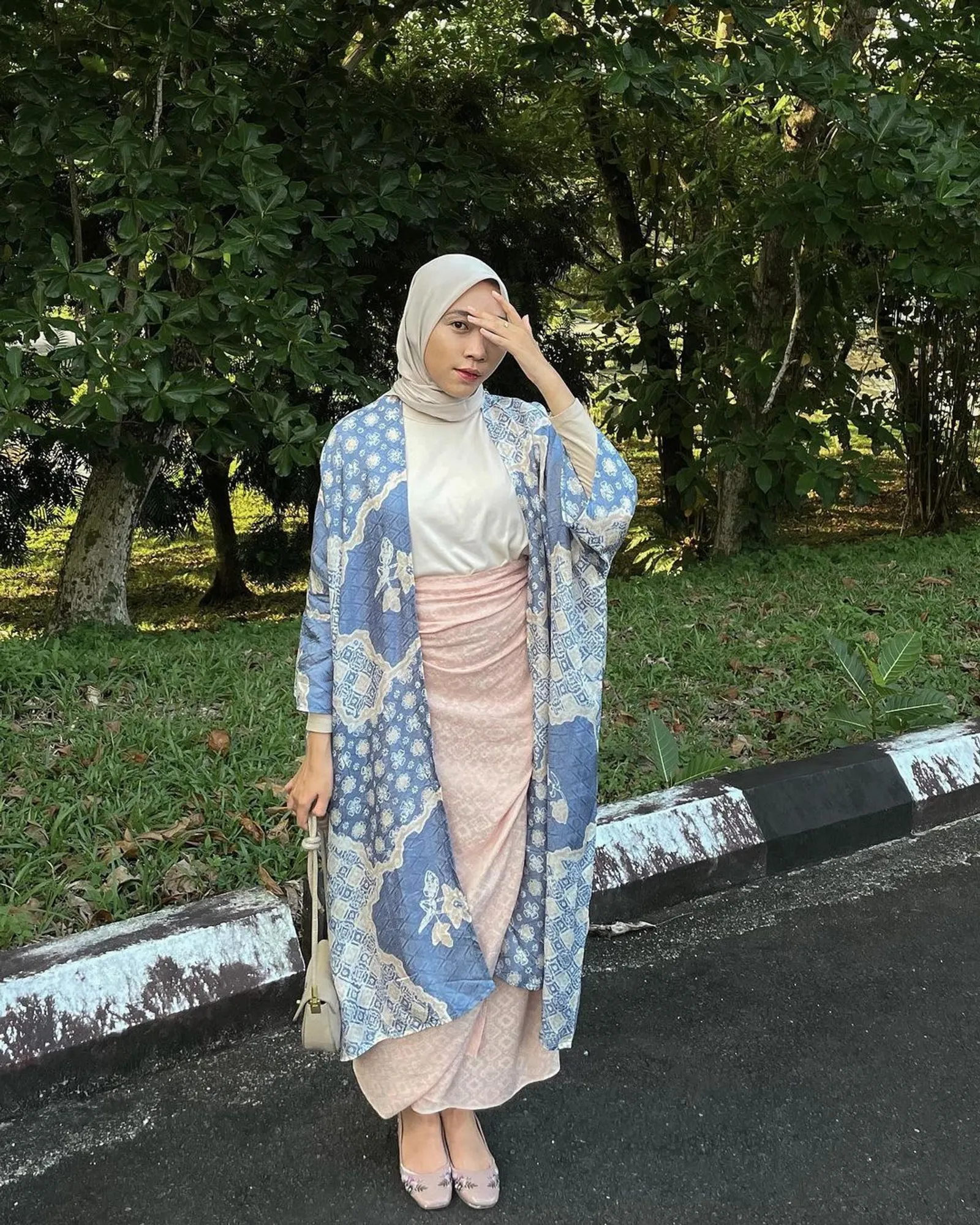 Ide Padu-padan Style Batik Hijab Kekinian